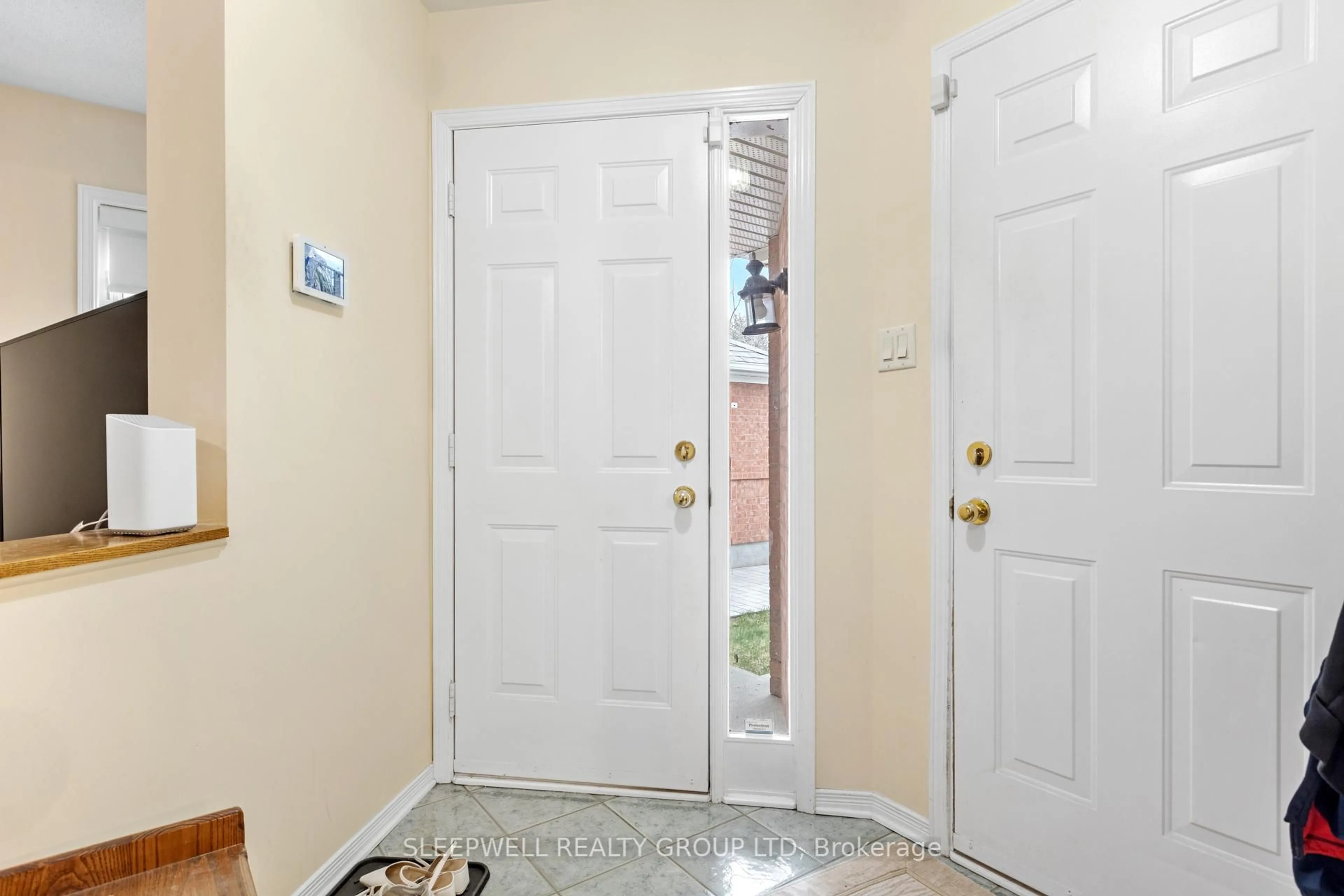 Indoor entryway for 12 Cedar Park St, Ottawa Ontario K2C 4B3
