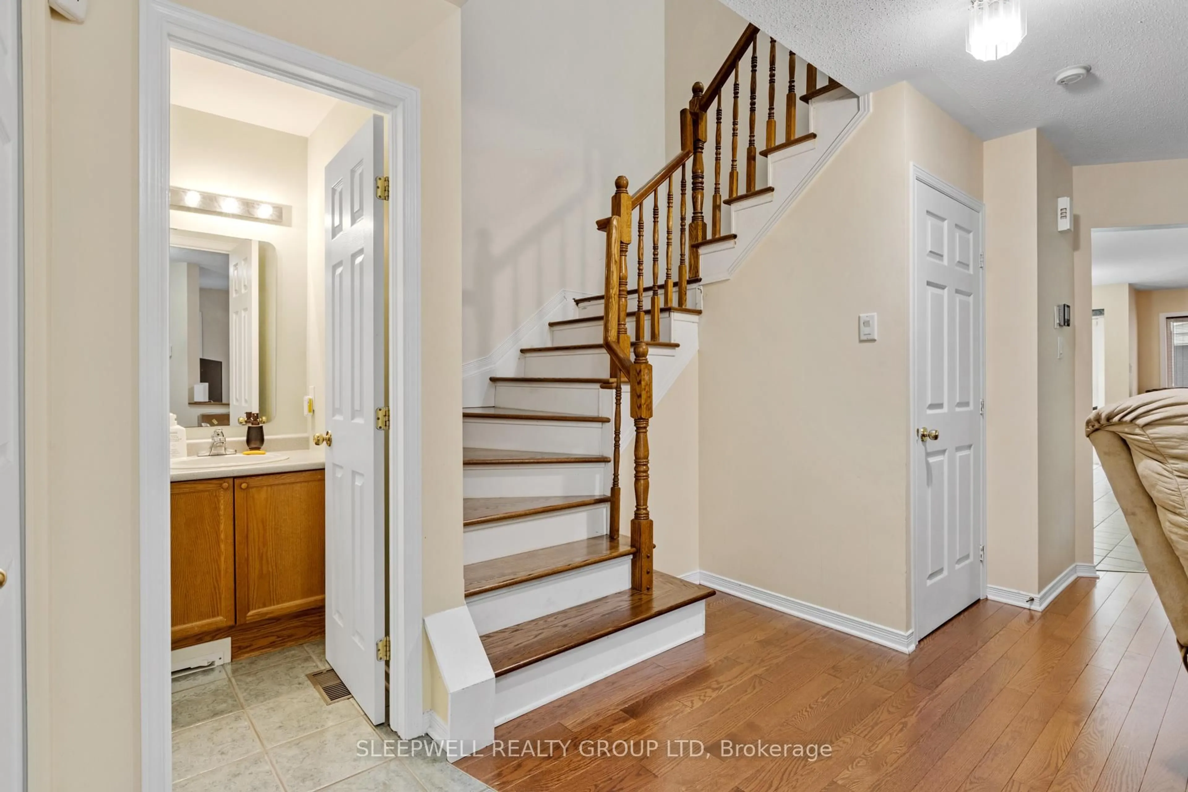 Indoor entryway for 12 Cedar Park St, Ottawa Ontario K2C 4B3