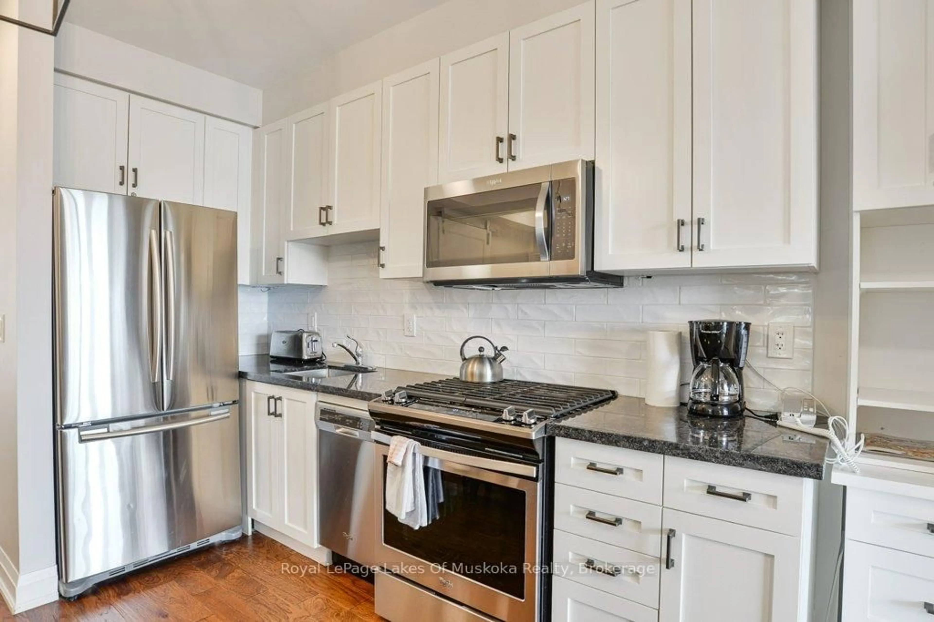 Standard kitchen, unknown for 1869 Muskoka Rd 118 Rd #6, Muskoka Lakes Ontario P1L 1W8