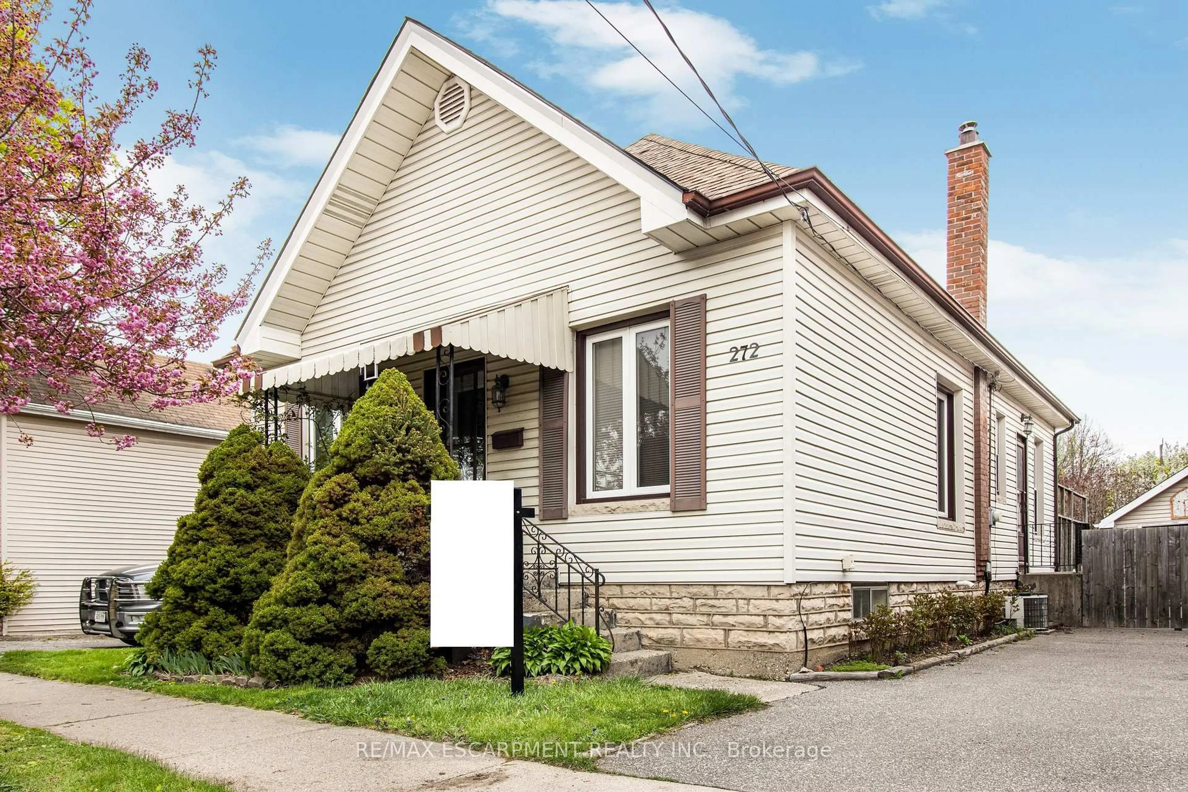 Home with brick exterior material, street for 272 Nelson St, Brantford Ontario N3S 4C7