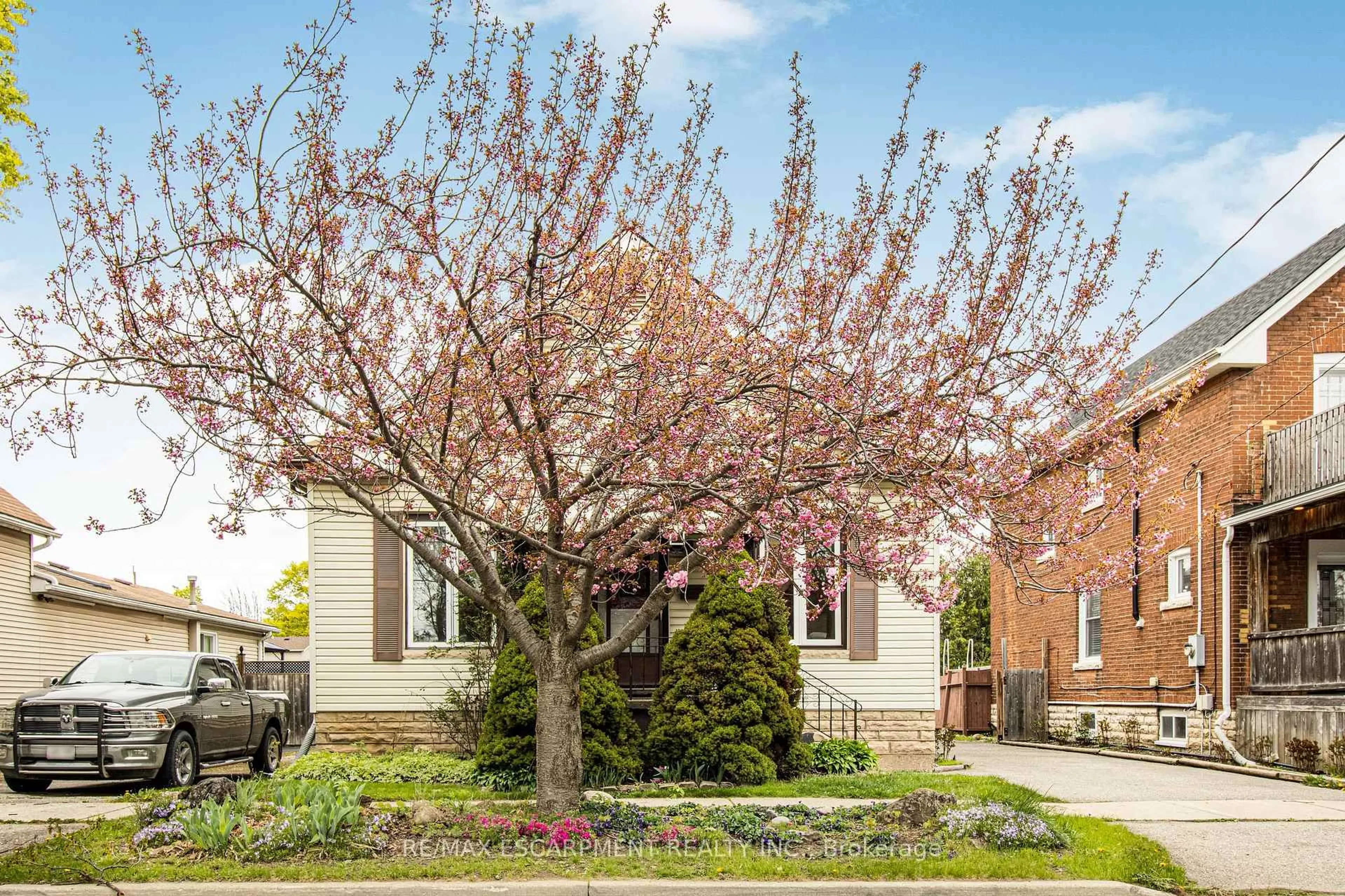 Home with brick exterior material, street for 272 Nelson St, Brantford Ontario N3S 4C7