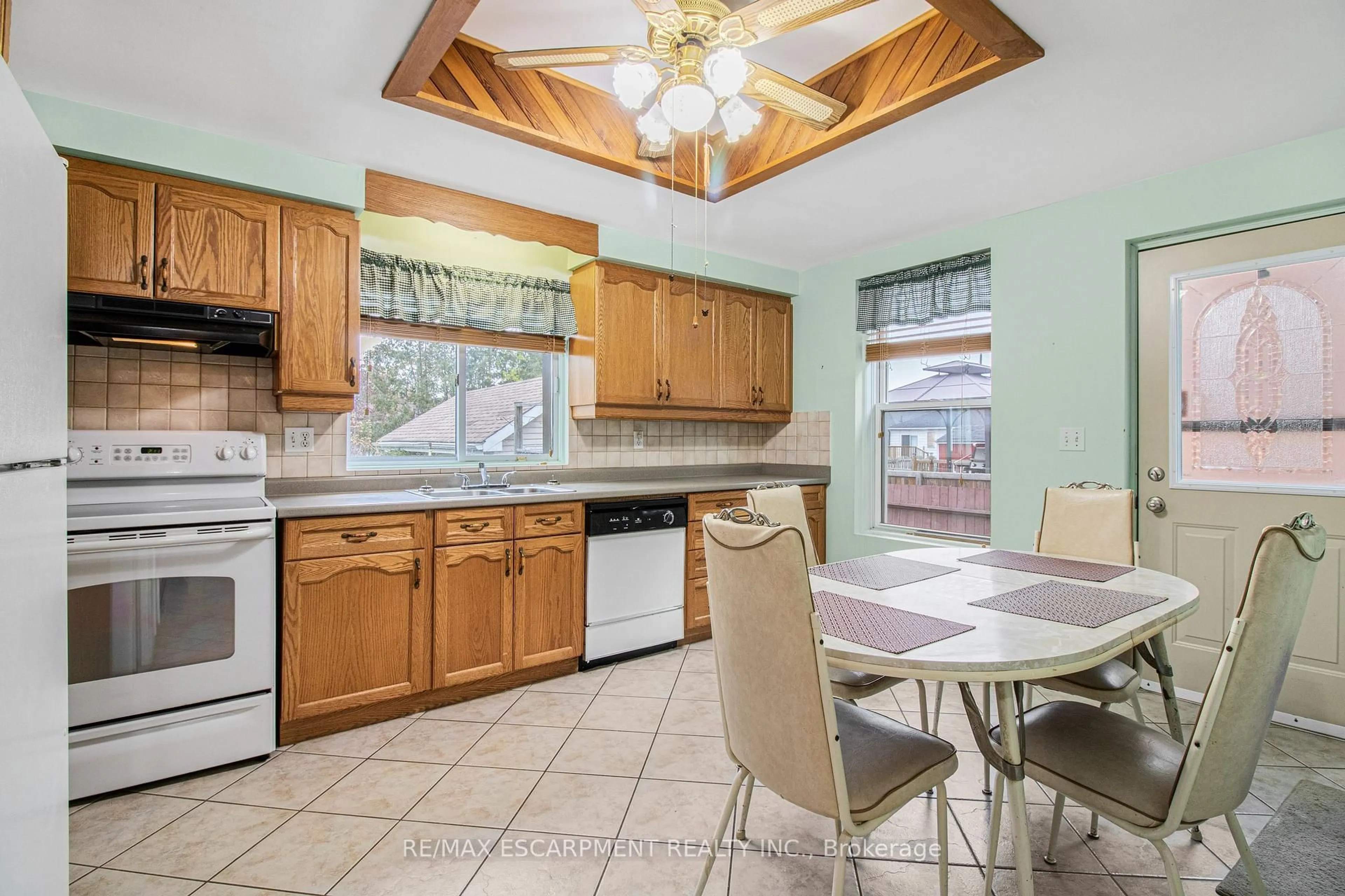 Open concept kitchen, ceramic/tile floor for 272 Nelson St, Brantford Ontario N3S 4C7