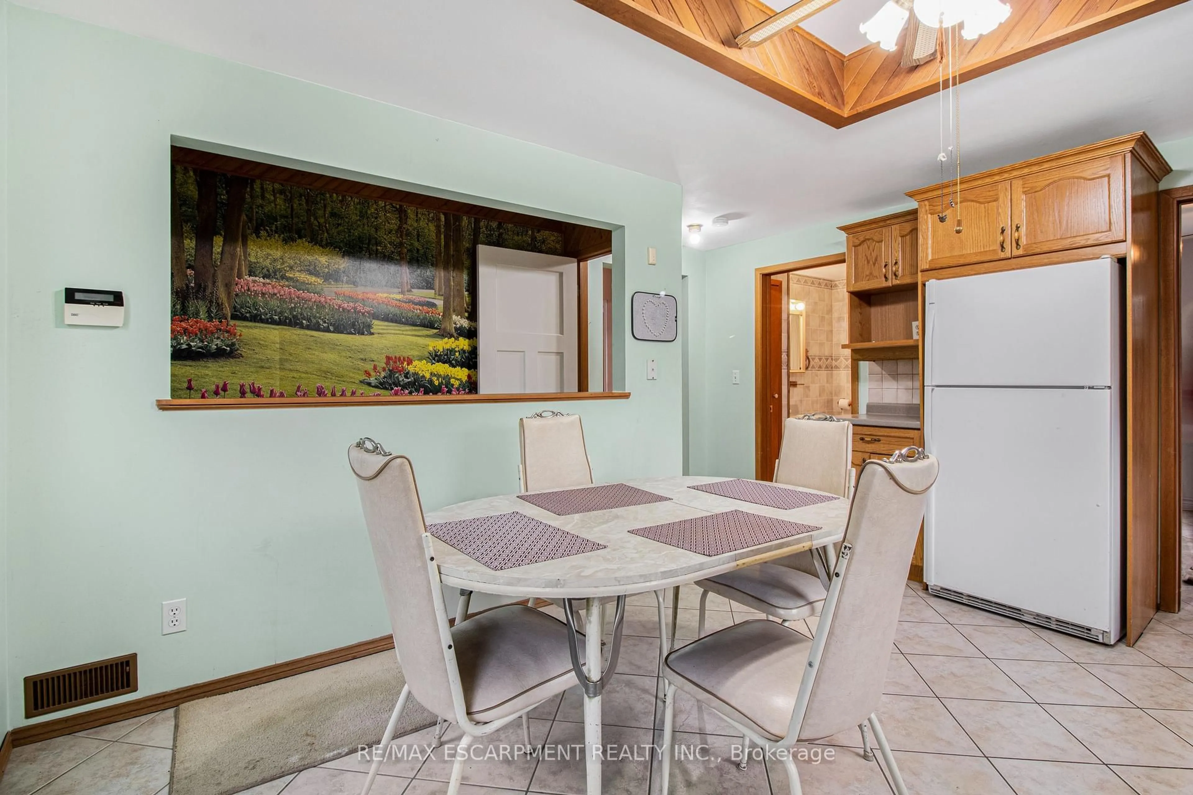 Dining room, ceramic/tile floor for 272 Nelson St, Brantford Ontario N3S 4C7