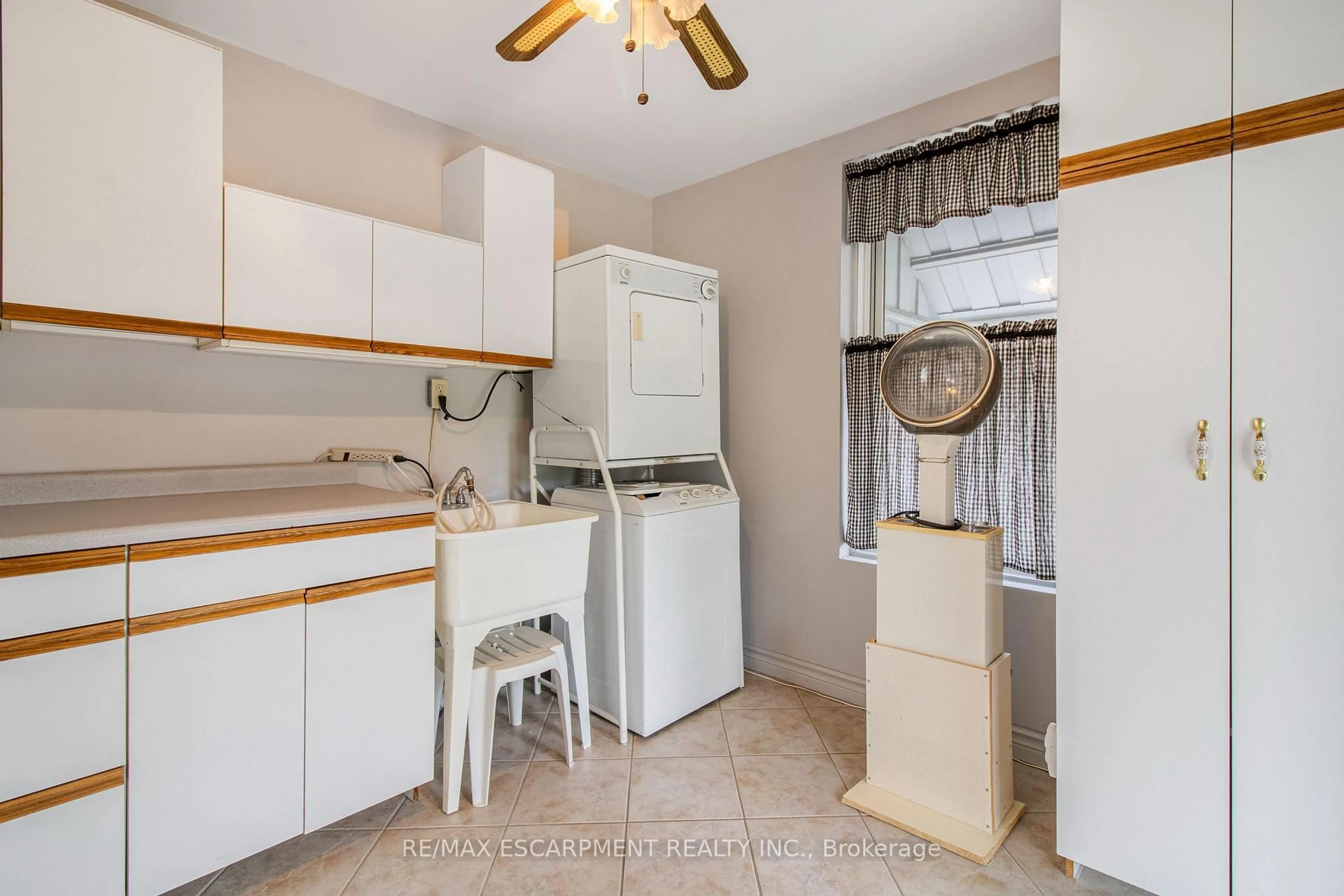 Standard kitchen, unknown for 272 Nelson St, Brantford Ontario N3S 4C7