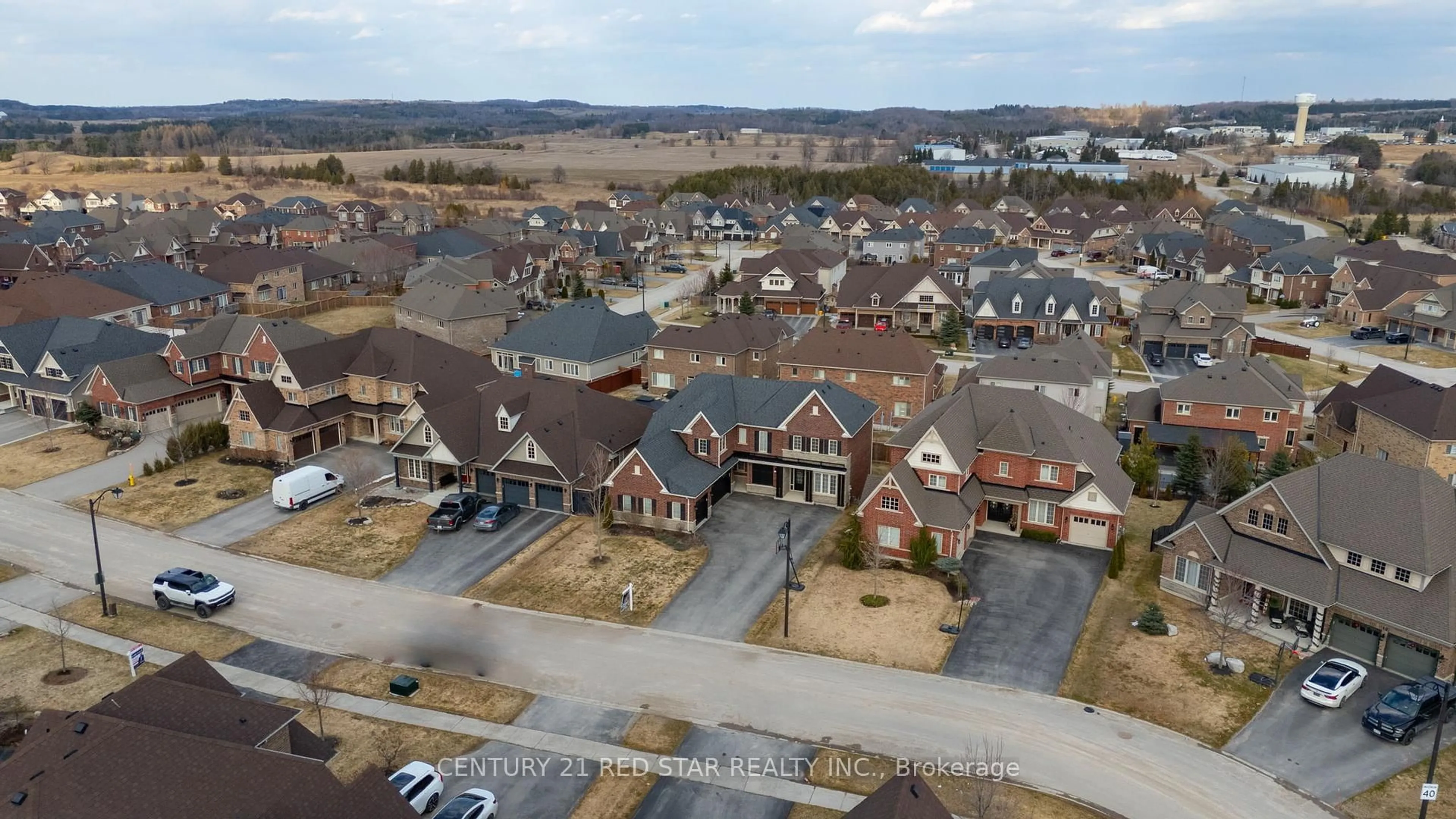 A pic from outside/outdoor area/front of a property/back of a property/a pic from drone, mountain view for 16 Mitchell Cres, Mono Ontario L9W 6W6