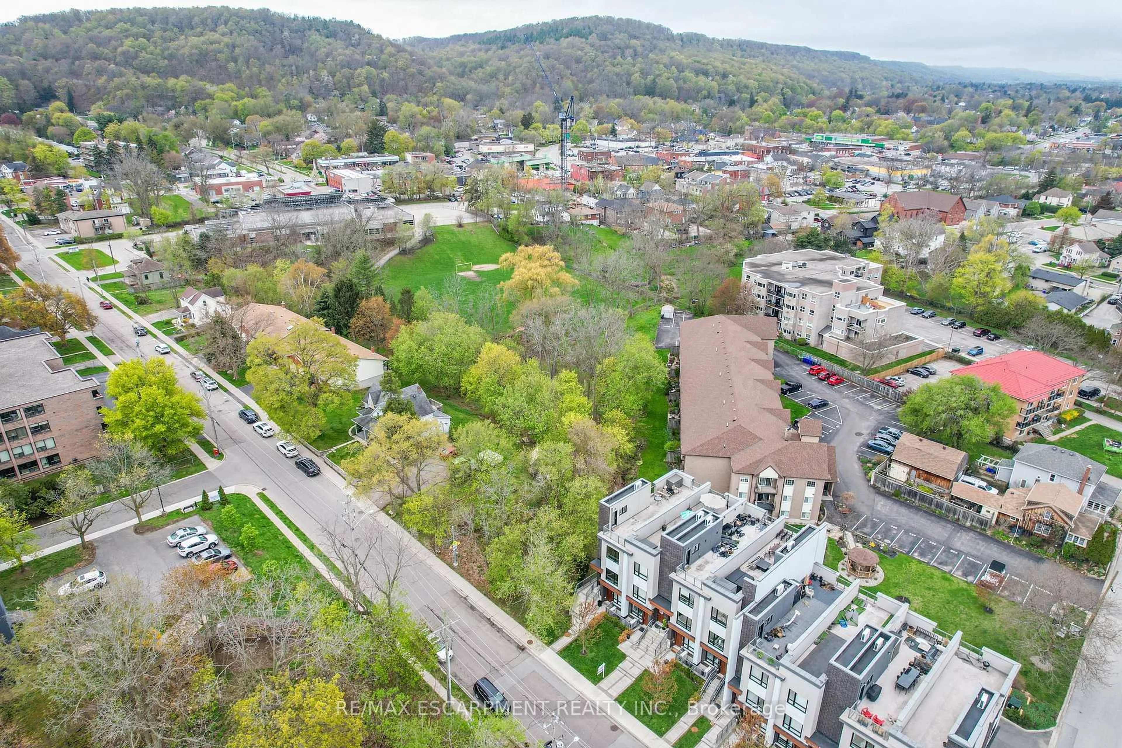 A pic from outside/outdoor area/front of a property/back of a property/a pic from drone, city buildings view from balcony for 39 Robinson St #4, Grimsby Ontario L3M 3C8