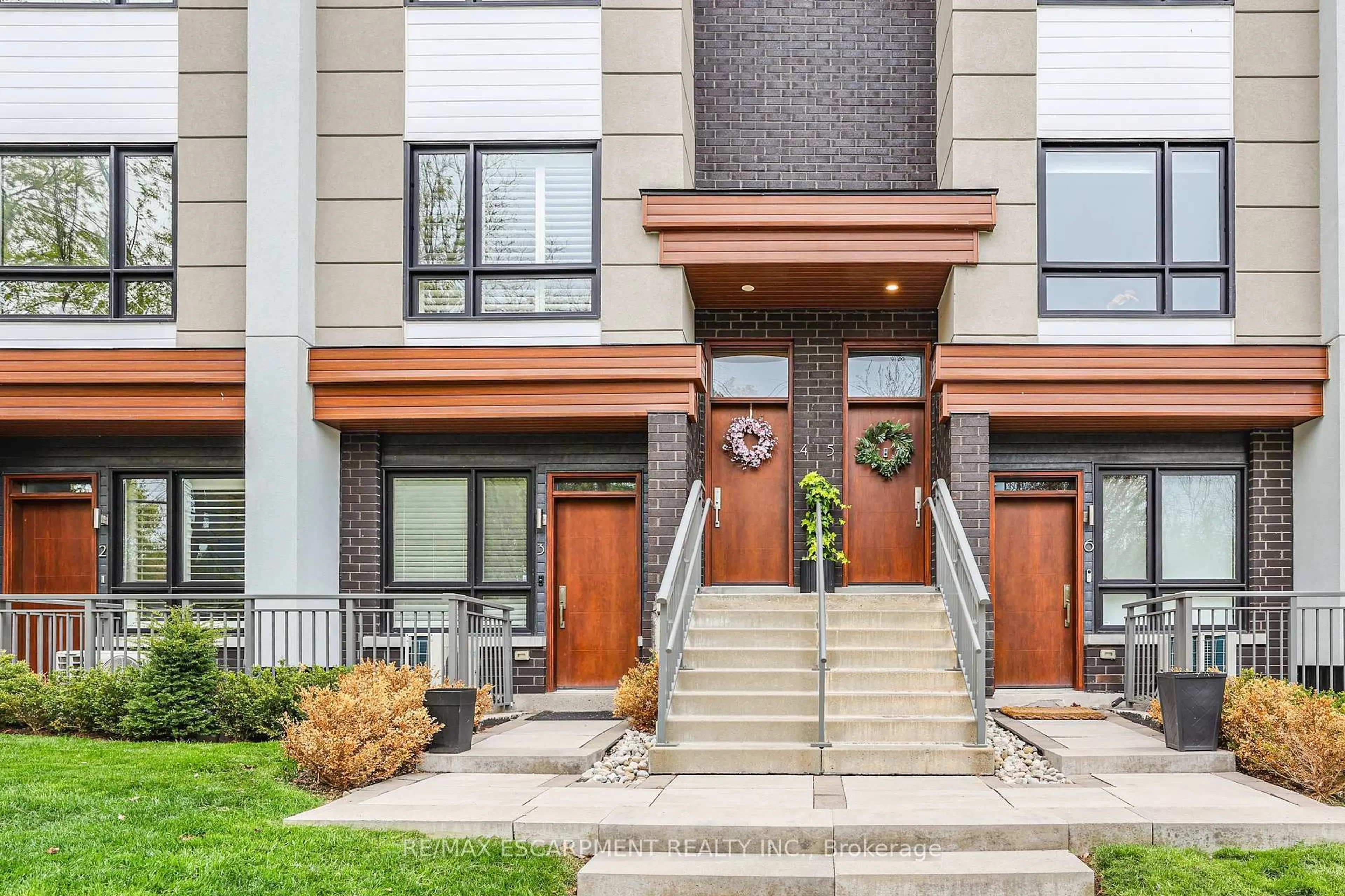 Unknown for 39 Robinson St #4, Grimsby Ontario L3M 3C8