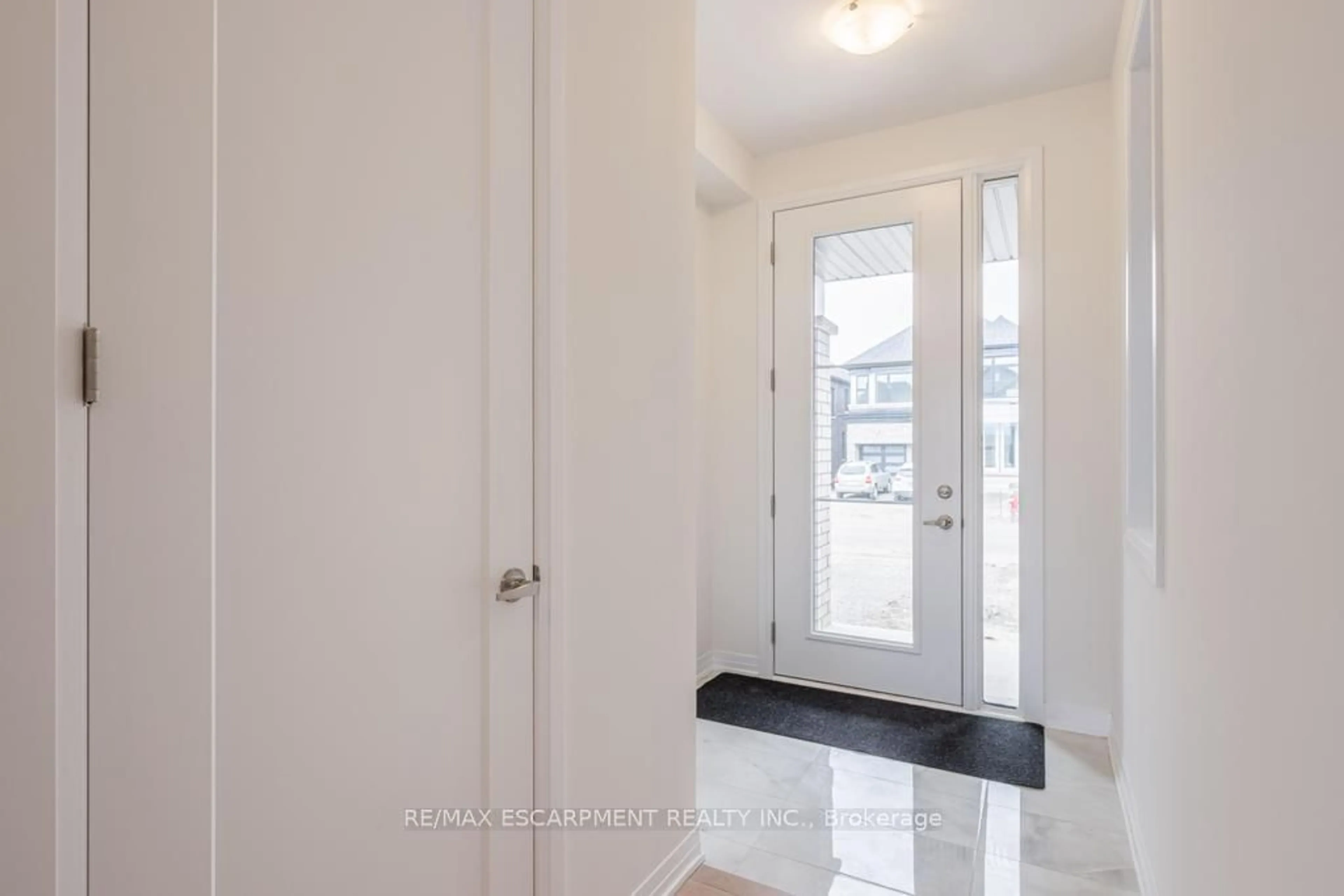 Indoor entryway for 19 Blain Dr, Hamilton Ontario L0R 1C0