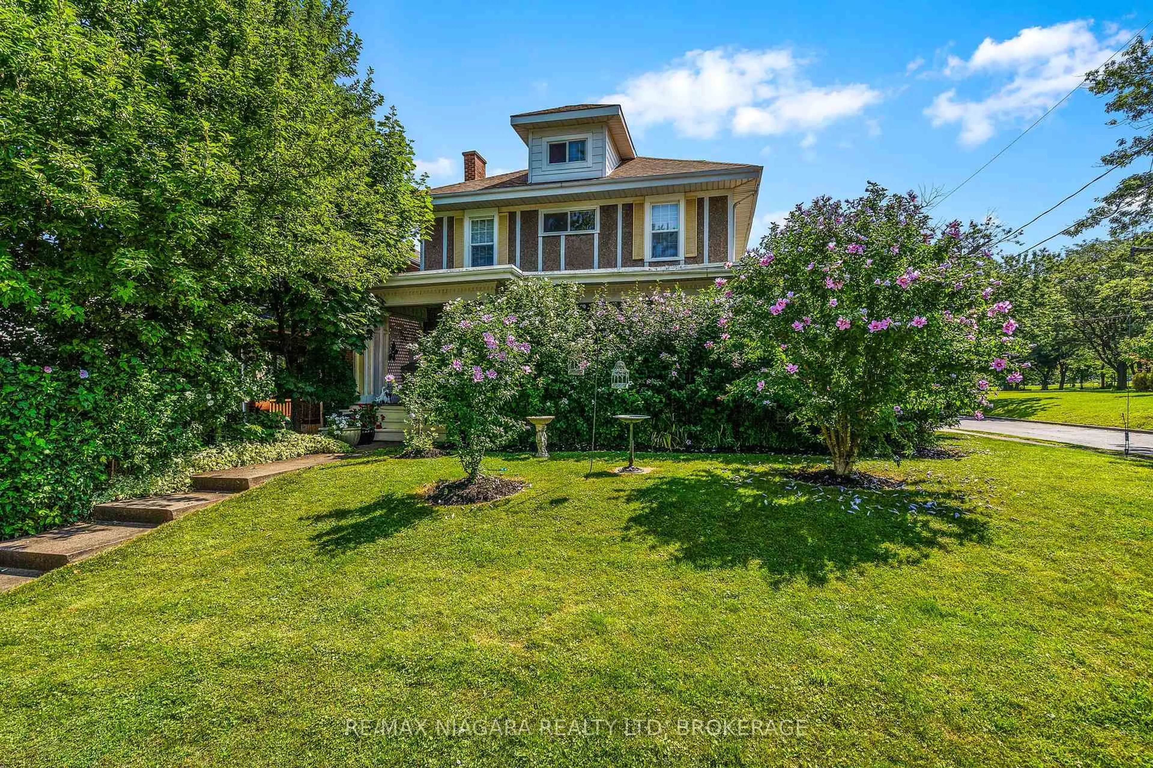 A pic from outside/outdoor area/front of a property/back of a property/a pic from drone, street for 2 Carleton St, Thorold Ontario L2V 2A3