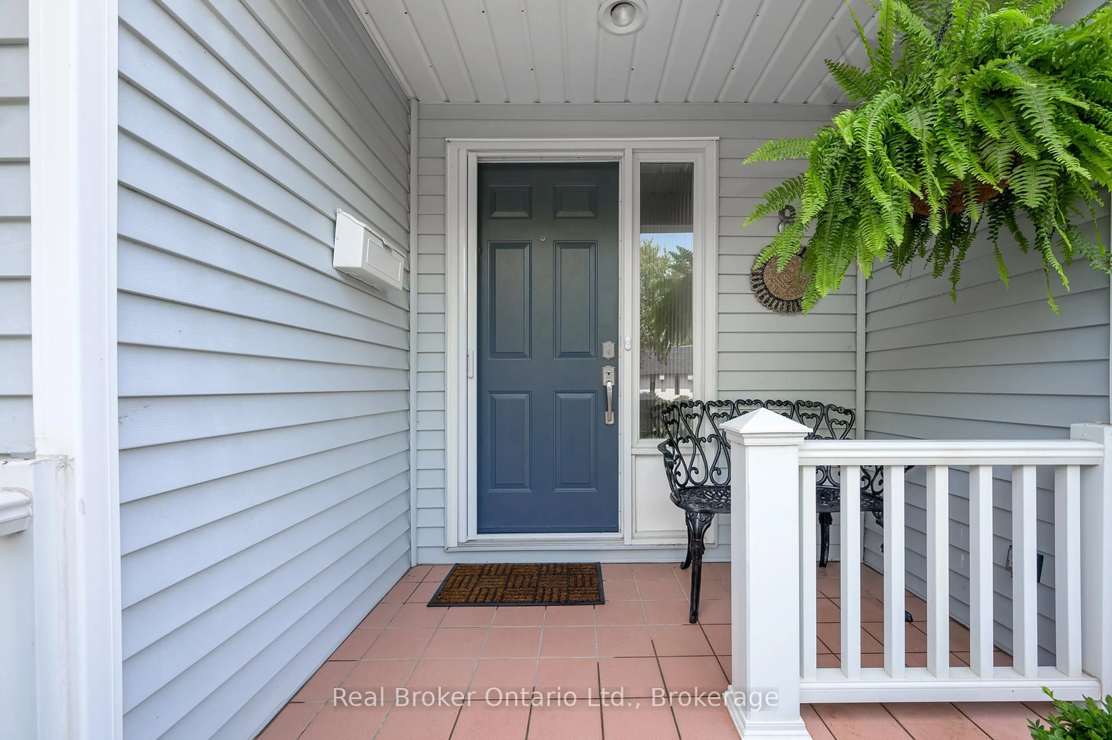 Indoor entryway for 177 Main St #8, Grimsby Ontario L3M 1S1