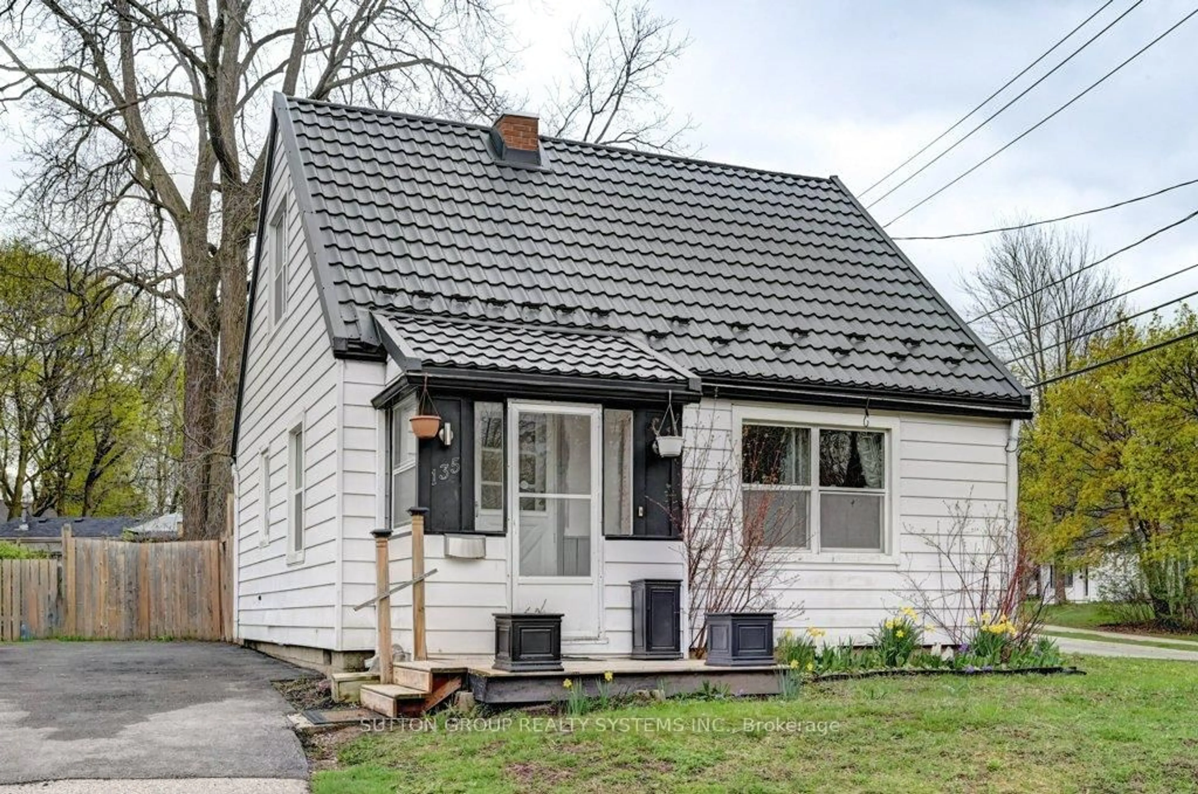 Home with vinyl exterior material, street for 135 Glen Rd, Kitchener Ontario N2M 3G1