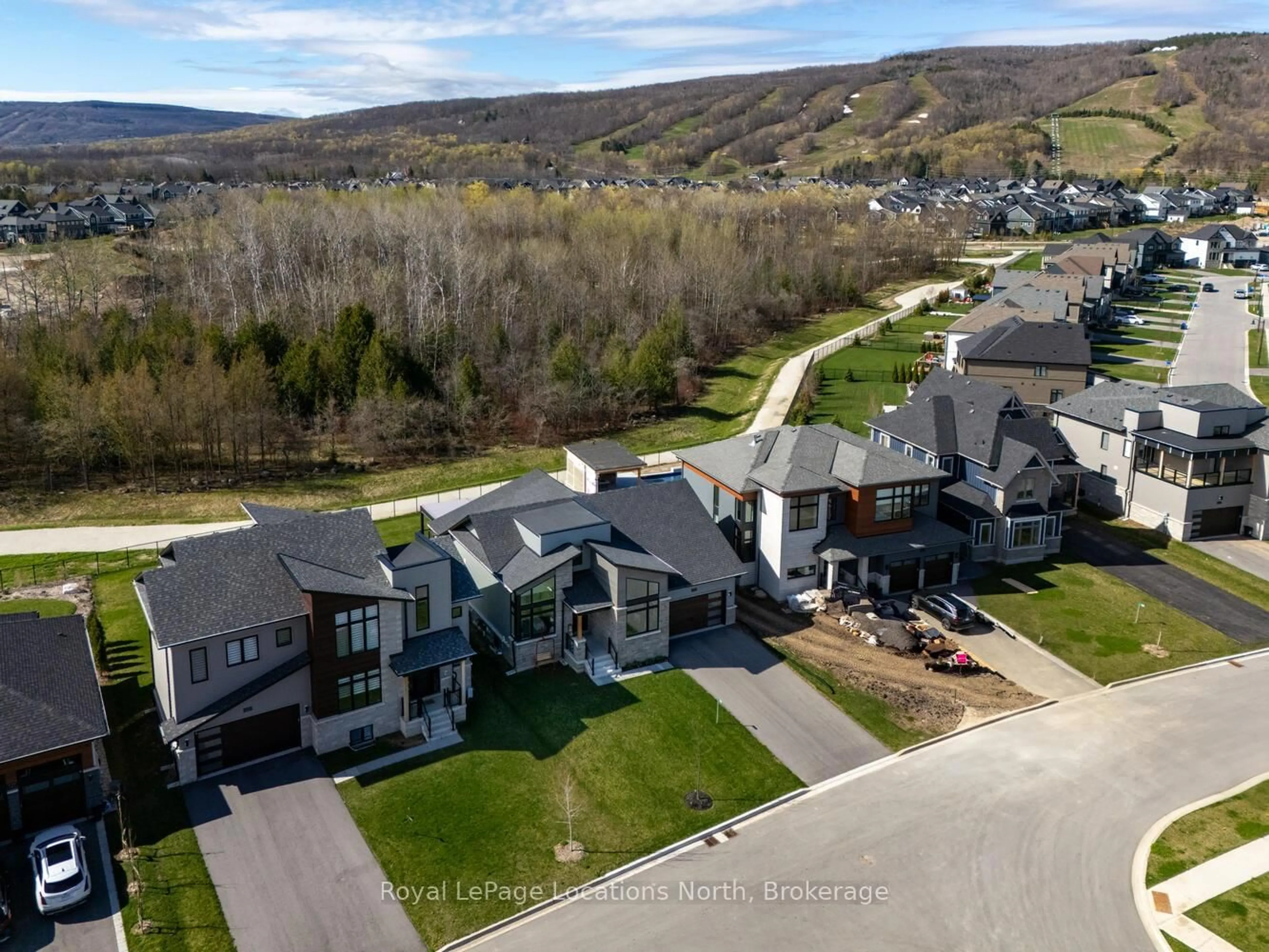 A pic from outside/outdoor area/front of a property/back of a property/a pic from drone, mountain view for 123 Stoneleigh Dr, Blue Mountains Ontario L9Y 4X5