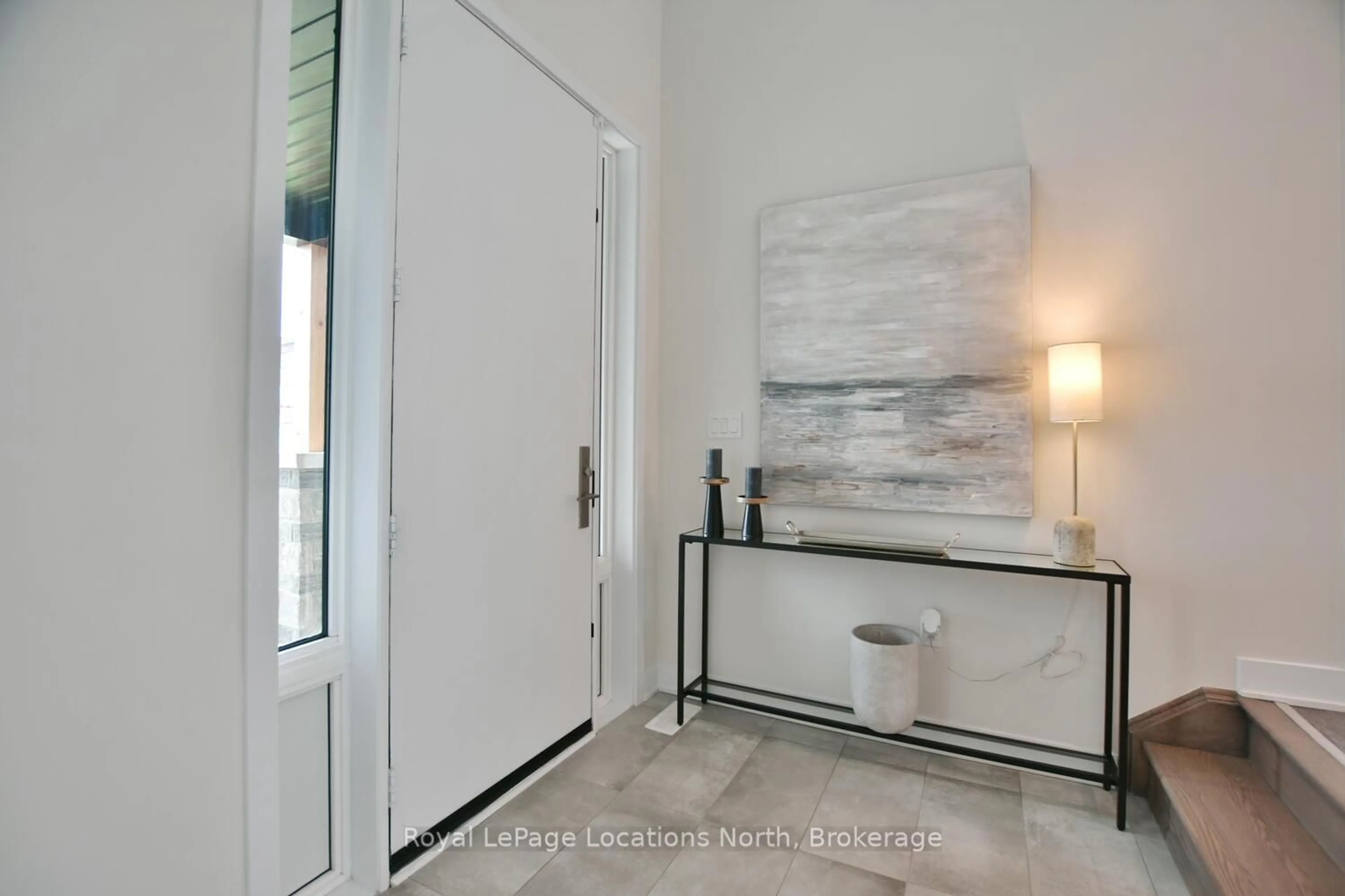 Indoor entryway for 123 Stoneleigh Dr, Blue Mountains Ontario L9Y 4X5