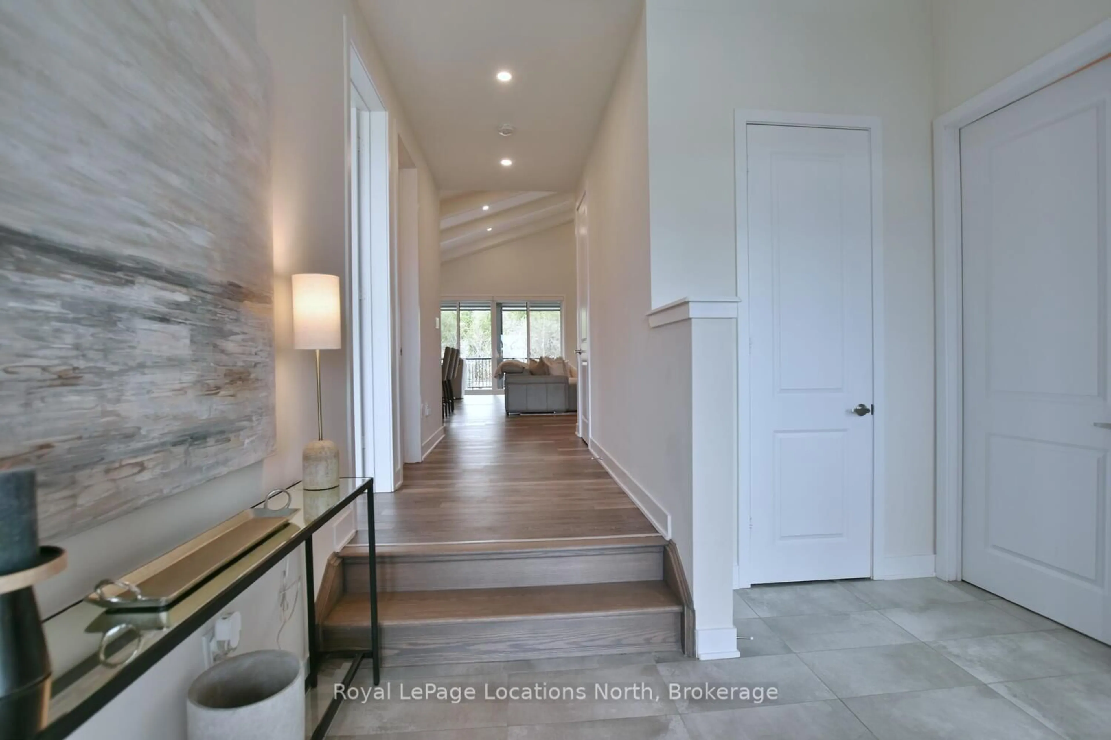 Indoor entryway for 123 Stoneleigh Dr, Blue Mountains Ontario L9Y 4X5