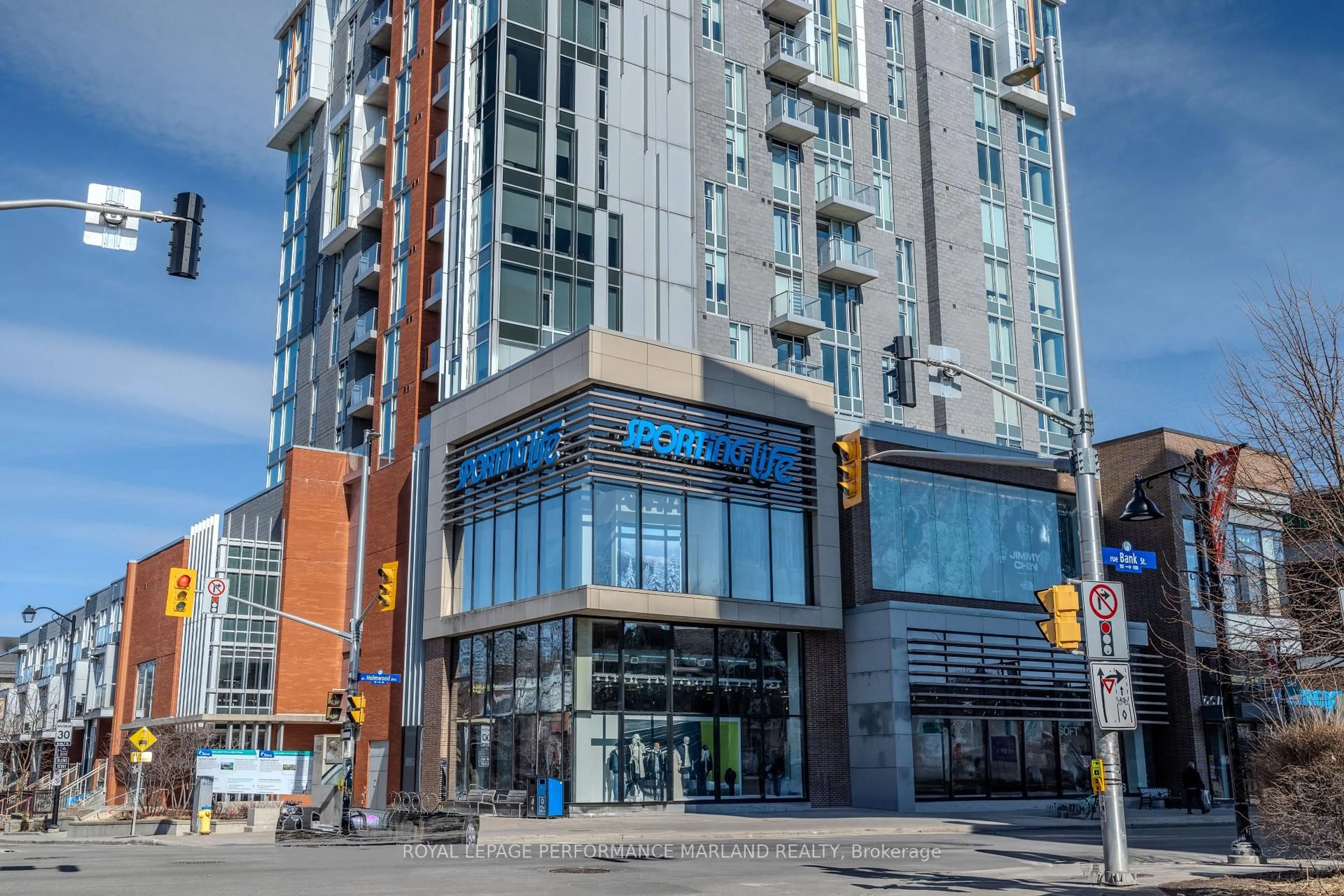 Indoor foyer for 118 Holmwood Ave #902, Ottawa Ontario K1S 5J5