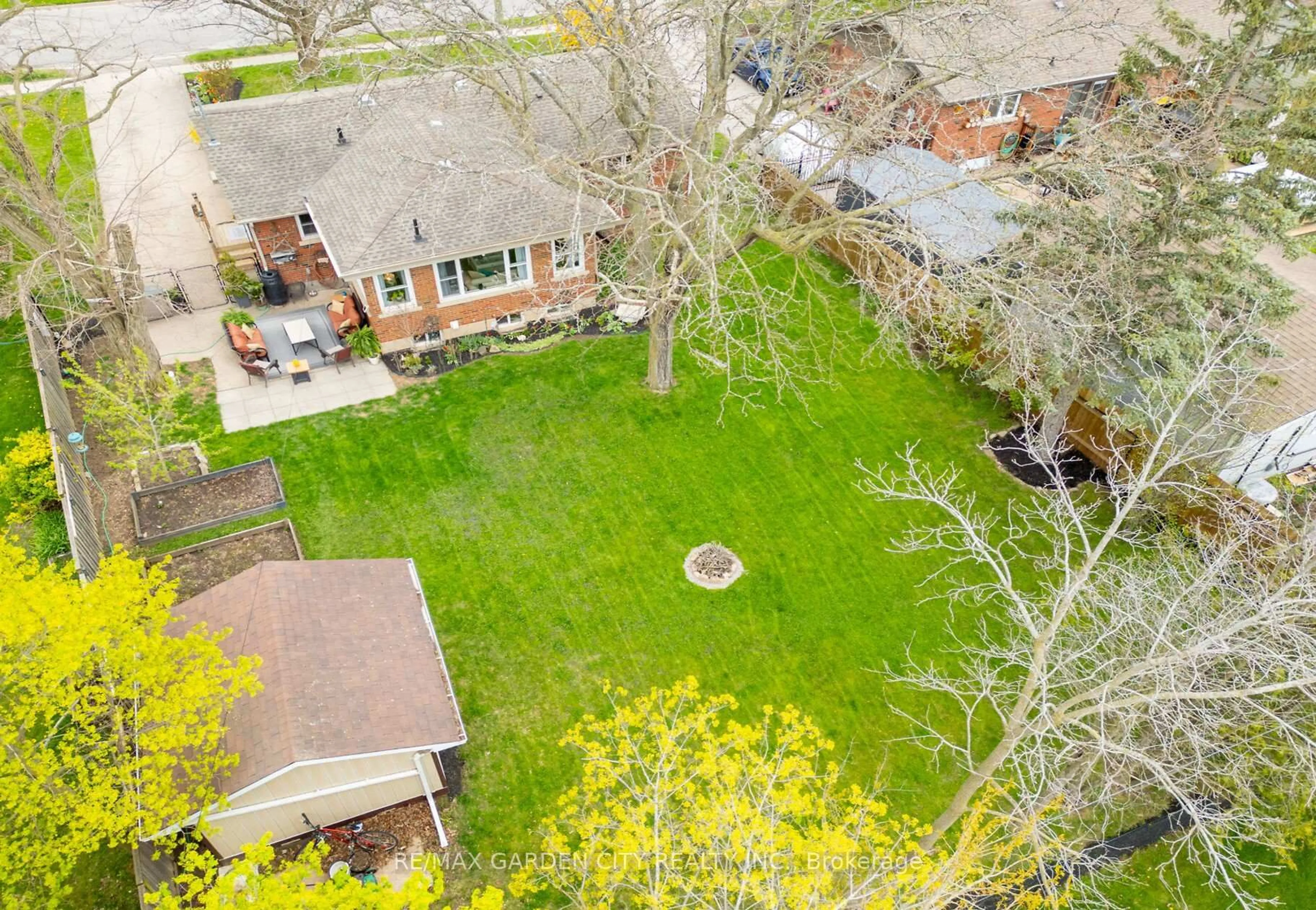 A pic from outside/outdoor area/front of a property/back of a property/a pic from drone, street for 4165 WILLIAM St, Lincoln Ontario L3J 0K7