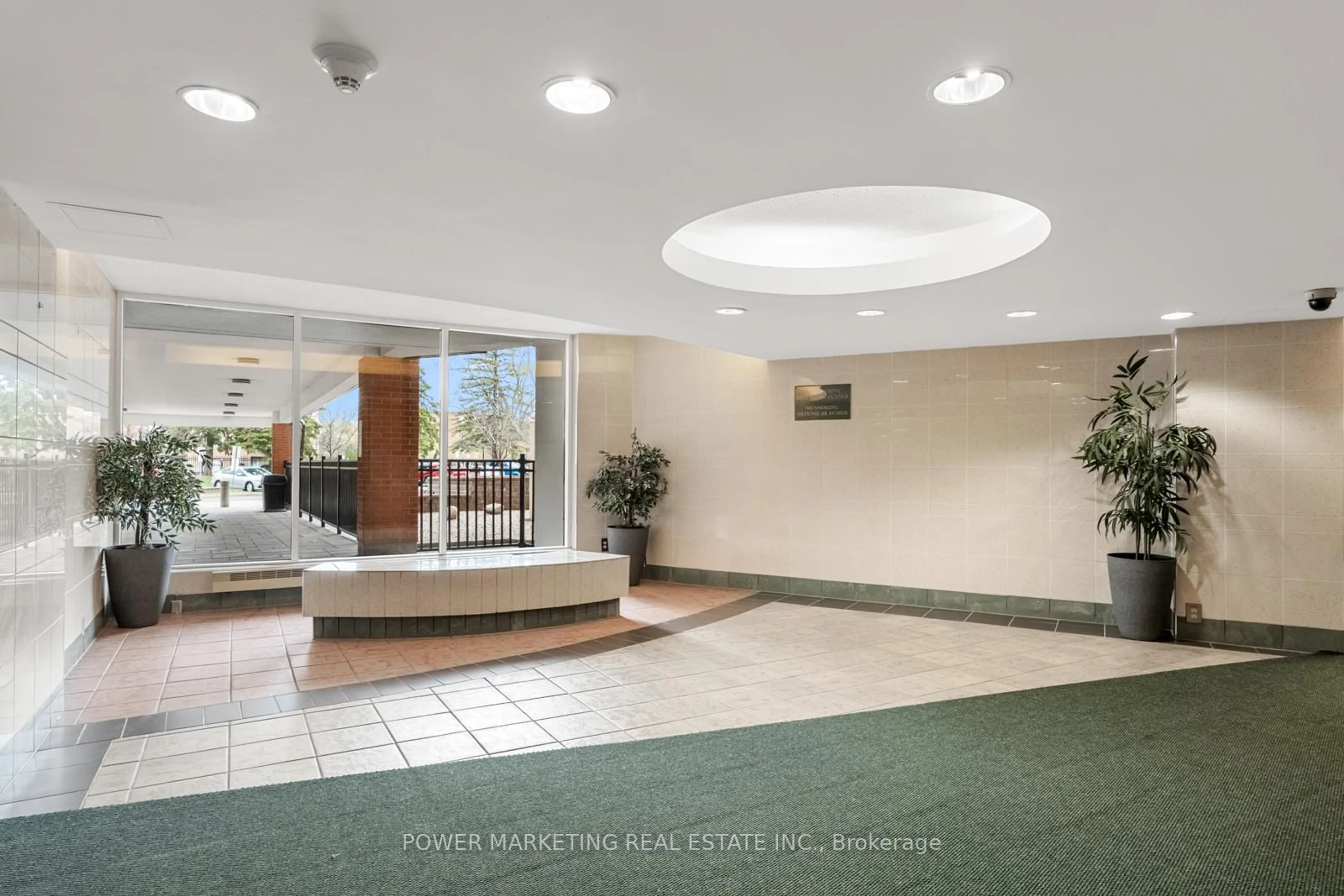 Indoor foyer for 2000 Jasmine Cres #612, Ottawa Ontario K1J 8K4