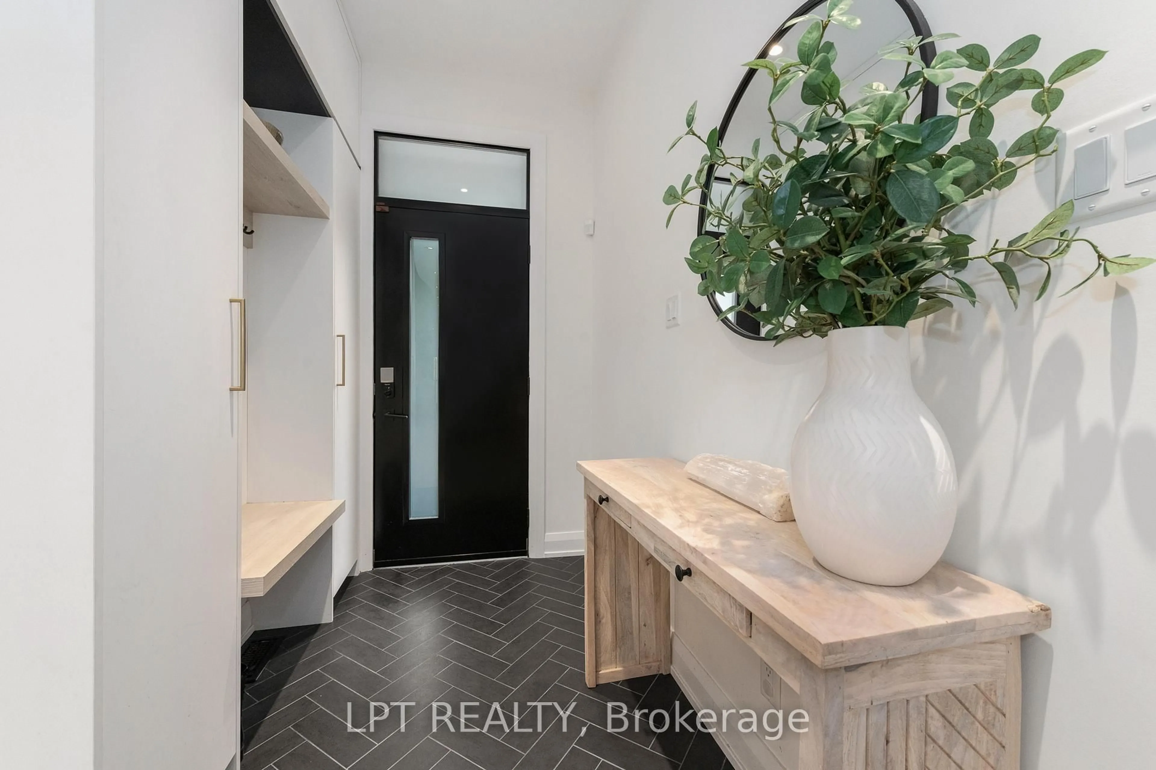 Indoor entryway for 323 Booth St, Ottawa Ontario K1R 7K1