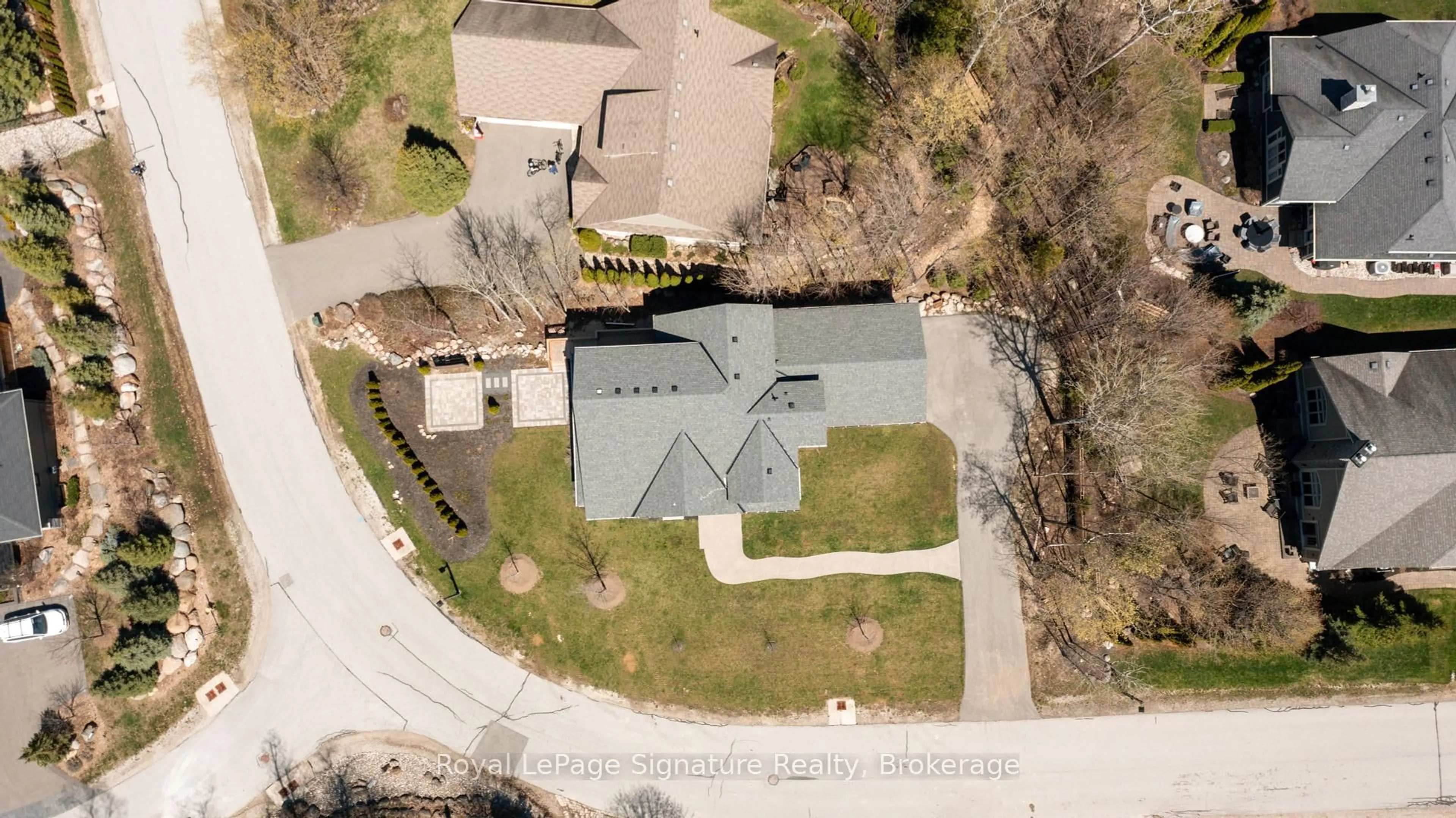 A pic from outside/outdoor area/front of a property/back of a property/a pic from drone, street for 115 Rankin's Cres, Blue Mountains Ontario N0H 2P0