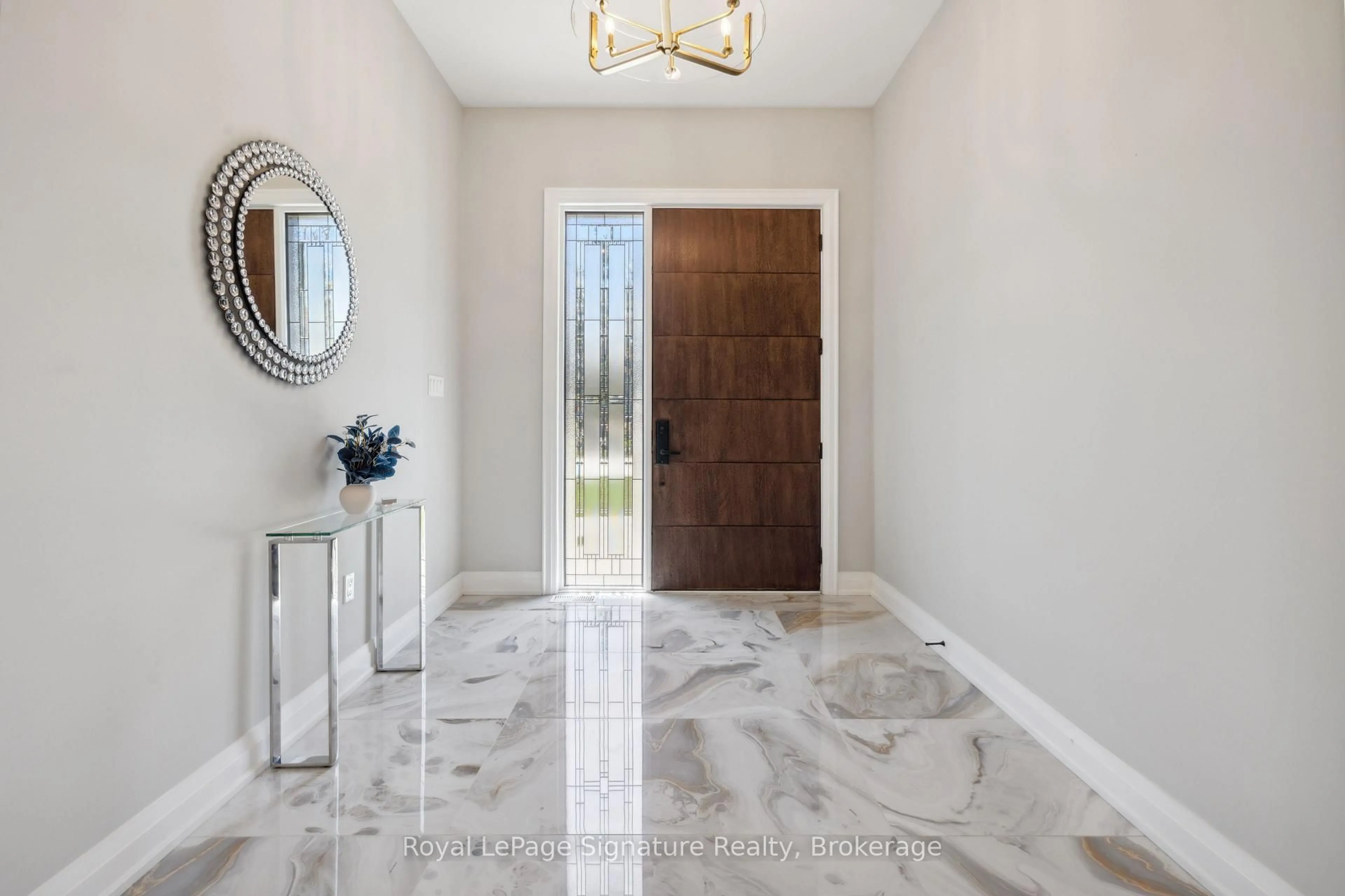 Indoor entryway for 115 Rankin's Cres, Blue Mountains Ontario N0H 2P0