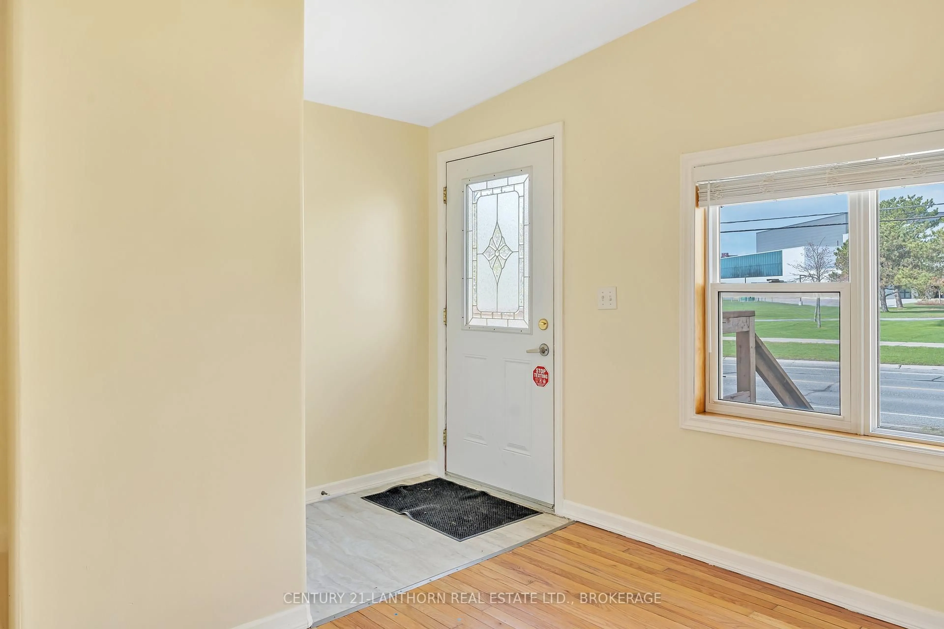 Indoor entryway for 77 Portsmouth Ave, Kingston Ontario K7M 1V4