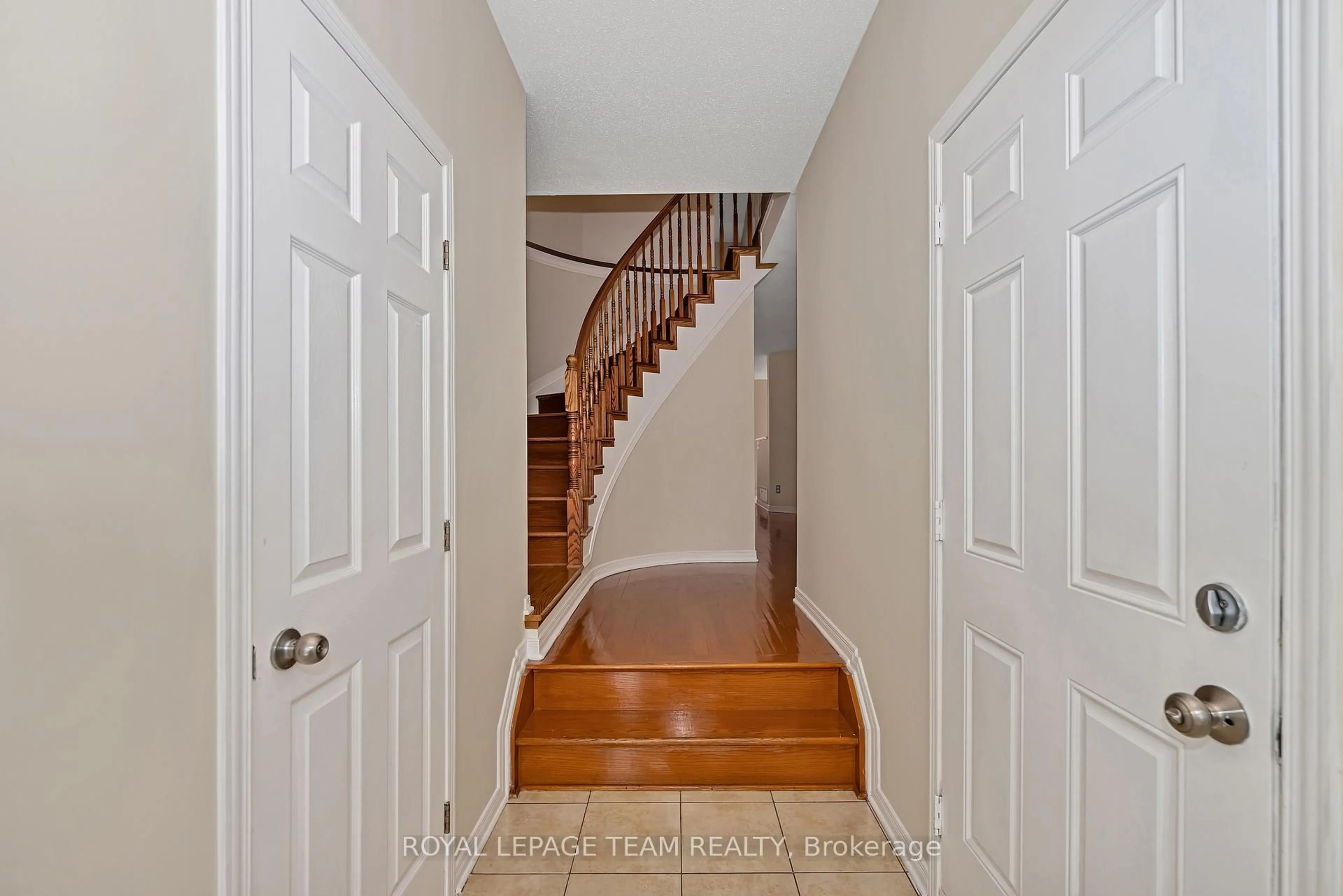 Indoor entryway for 314 Copperfield Cres, Ottawa Ontario K2J 0L2