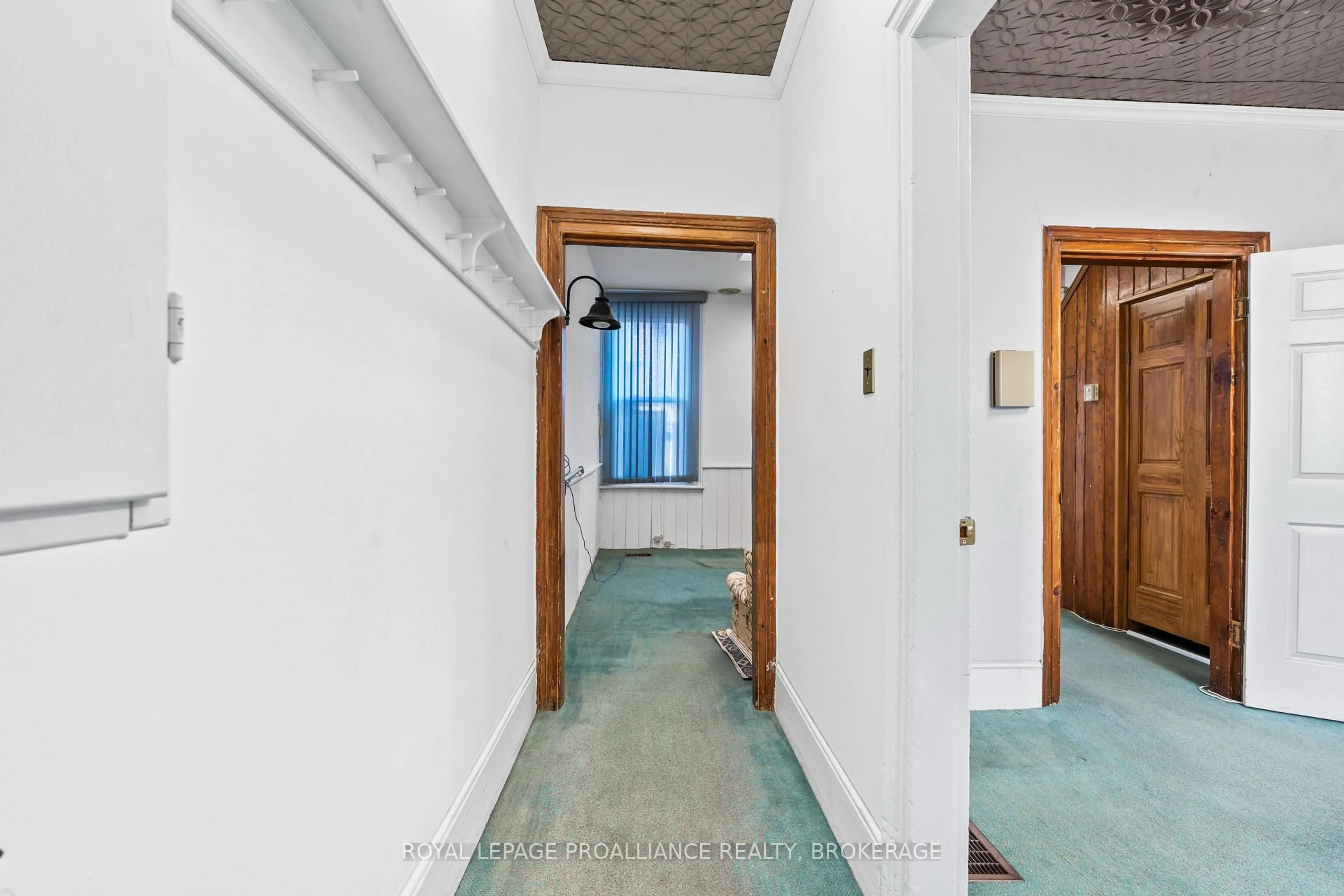 Indoor foyer for 272 Wellington St, Kingston Ontario K7K 2Z1