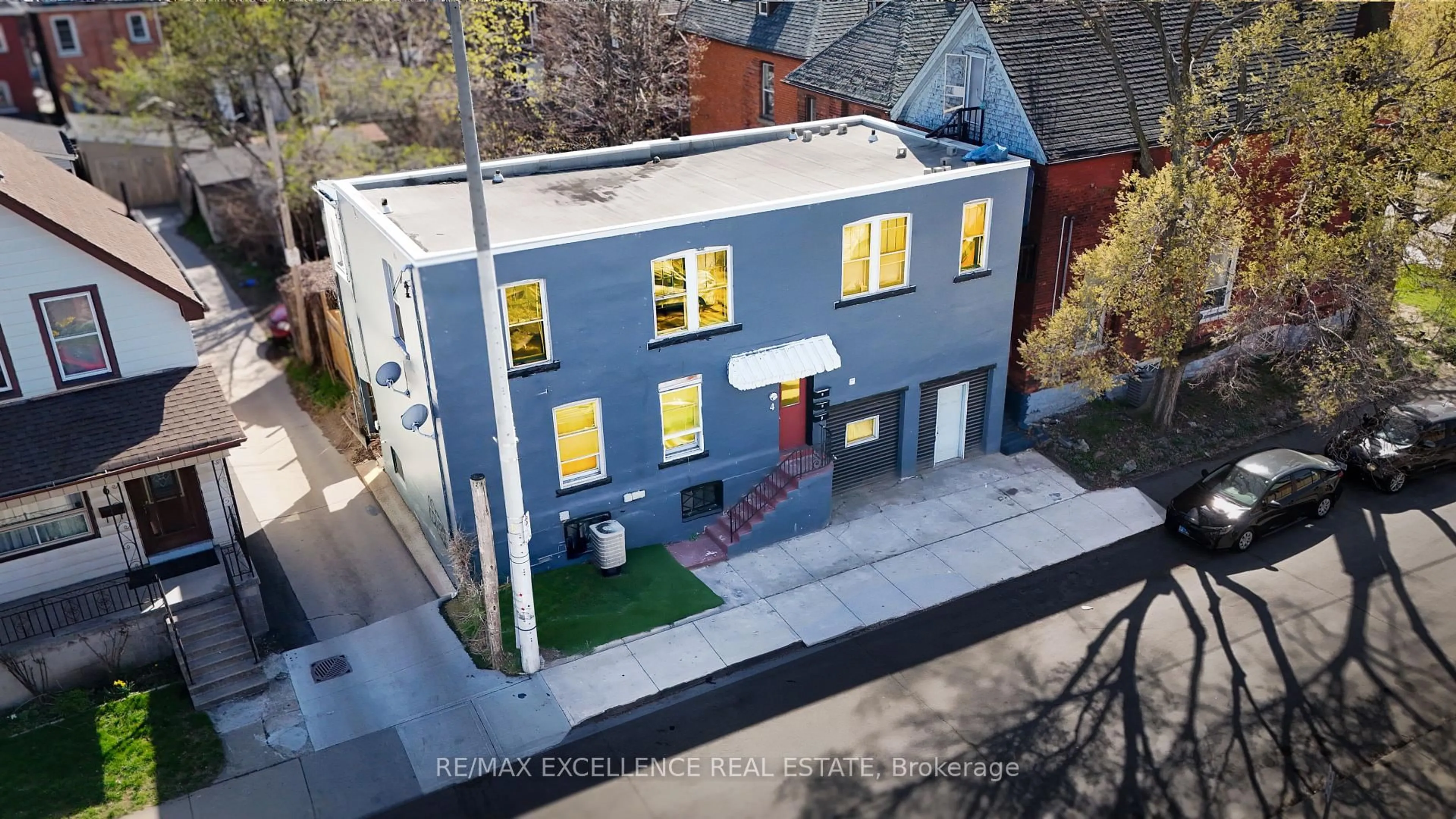 A pic from outside/outdoor area/front of a property/back of a property/a pic from drone, building for 4 Rosemont Ave, Hamilton Ontario L8L 6M4