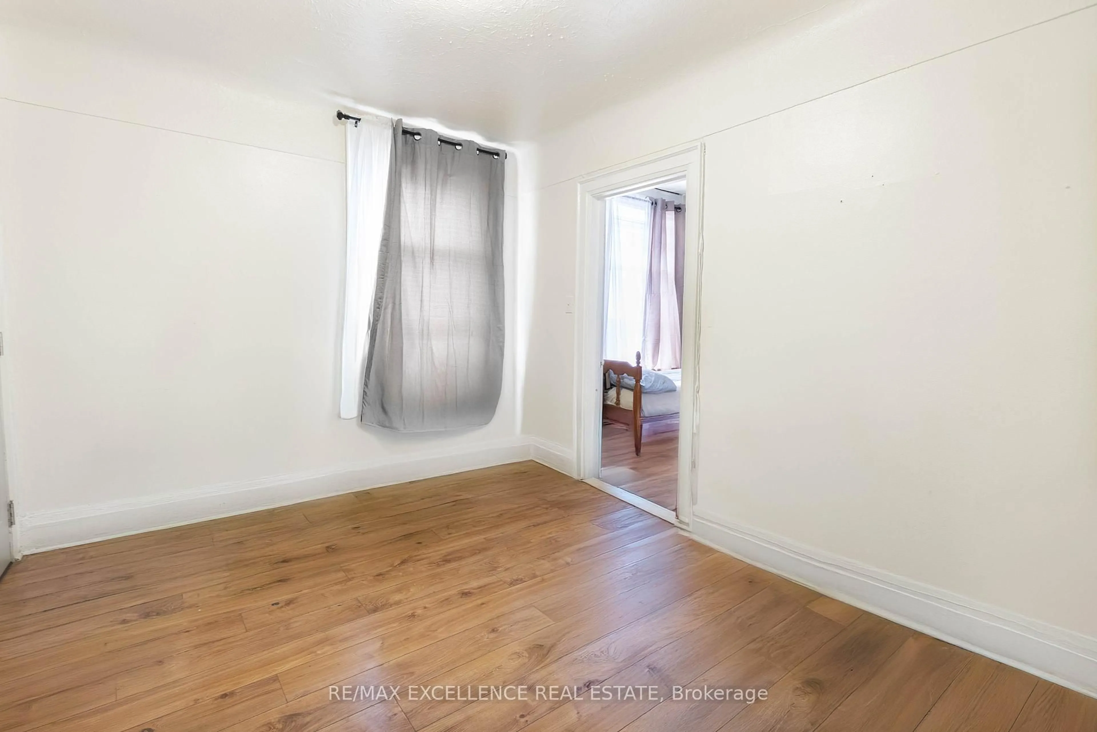 A pic of a room for 4 Rosemont Ave, Hamilton Ontario L8L 6M4