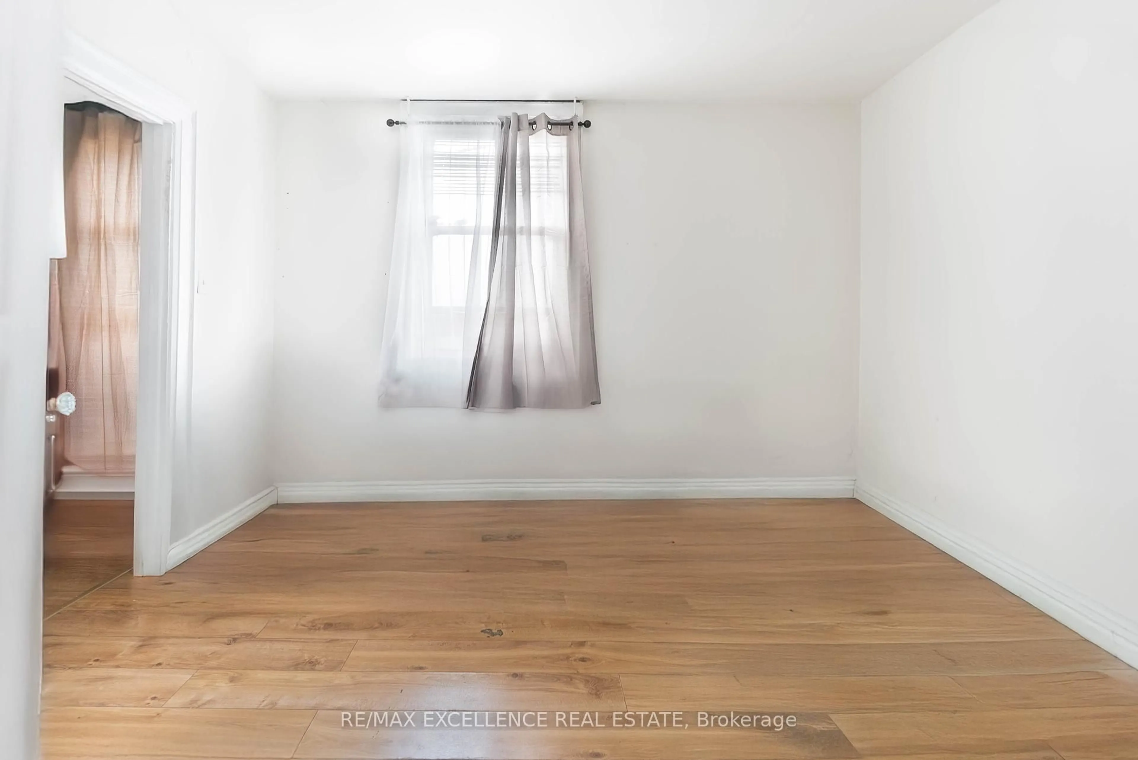 A pic of a room for 4 Rosemont Ave, Hamilton Ontario L8L 6M4