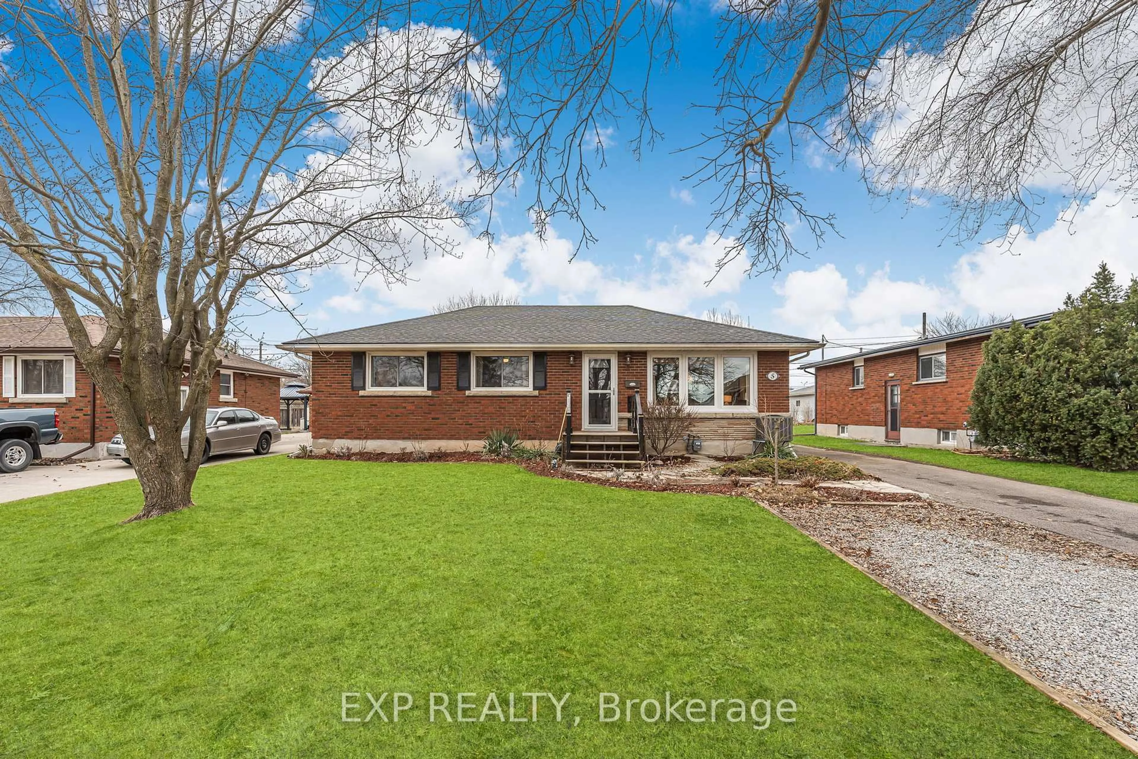 Home with brick exterior material, street for 5 Tamarack St, Welland Ontario L3C 4X6
