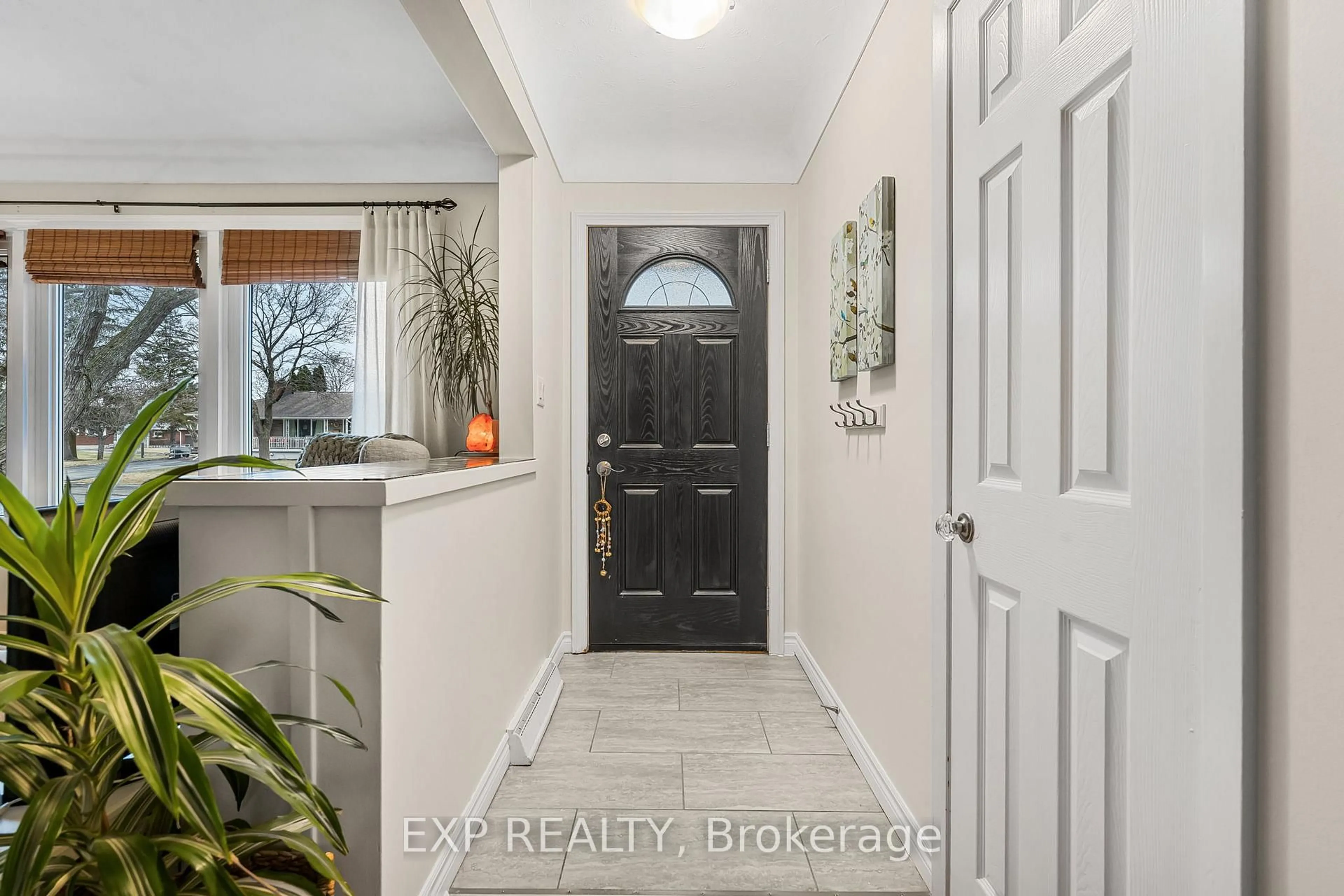 Indoor entryway for 5 Tamarack St, Welland Ontario L3C 4X6