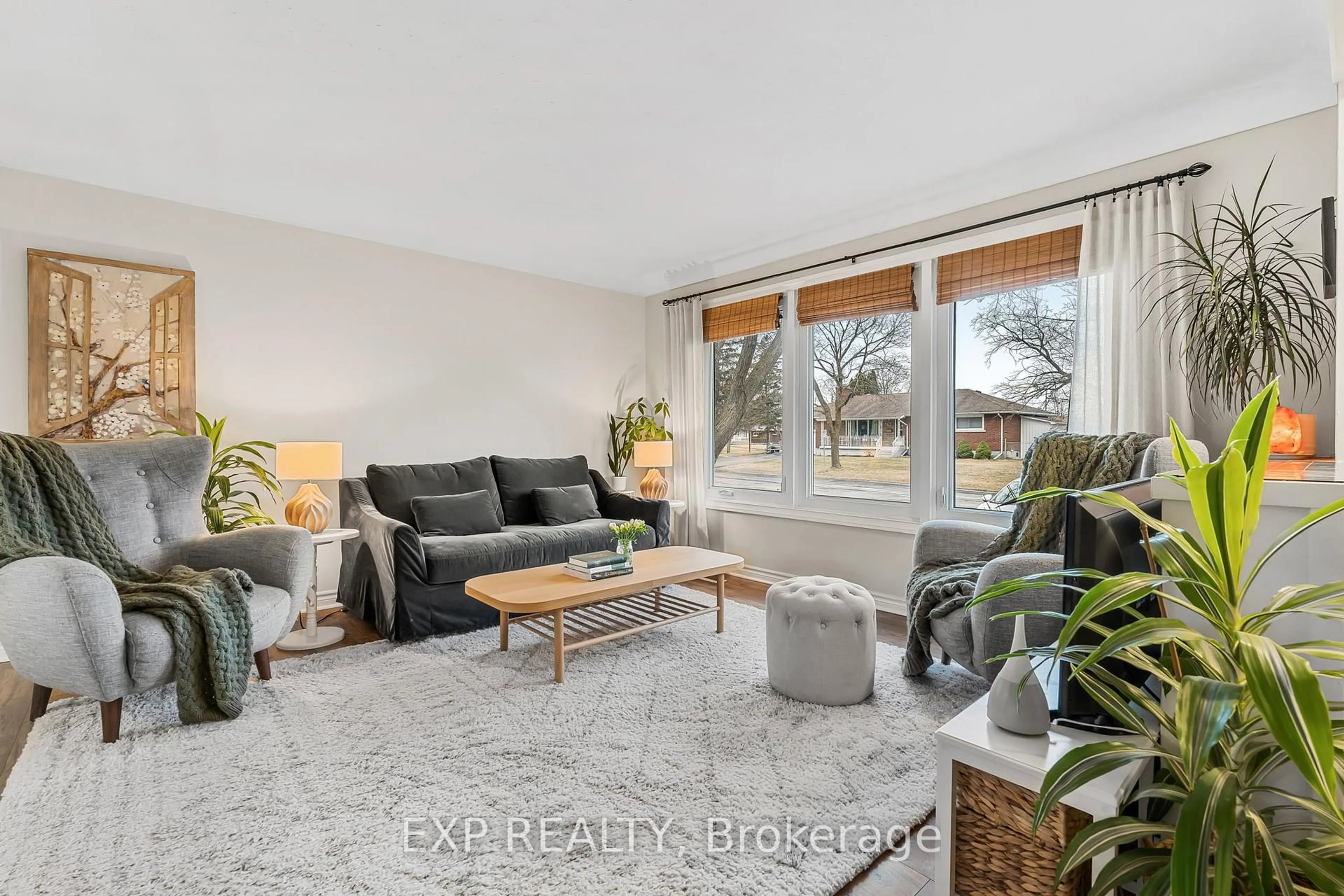 Living room with furniture, unknown for 5 Tamarack St, Welland Ontario L3C 4X6