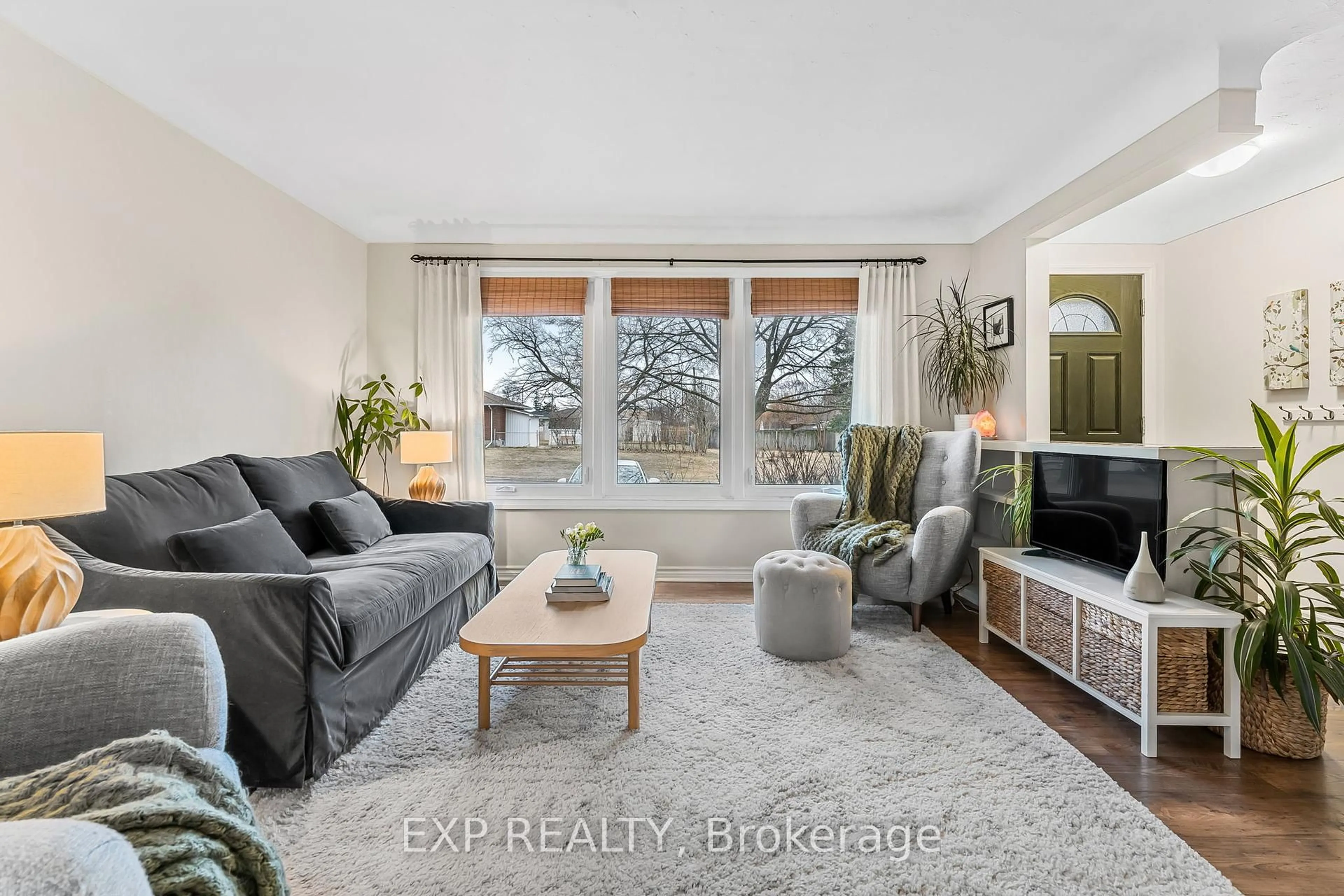 Living room with furniture, unknown for 5 Tamarack St, Welland Ontario L3C 4X6