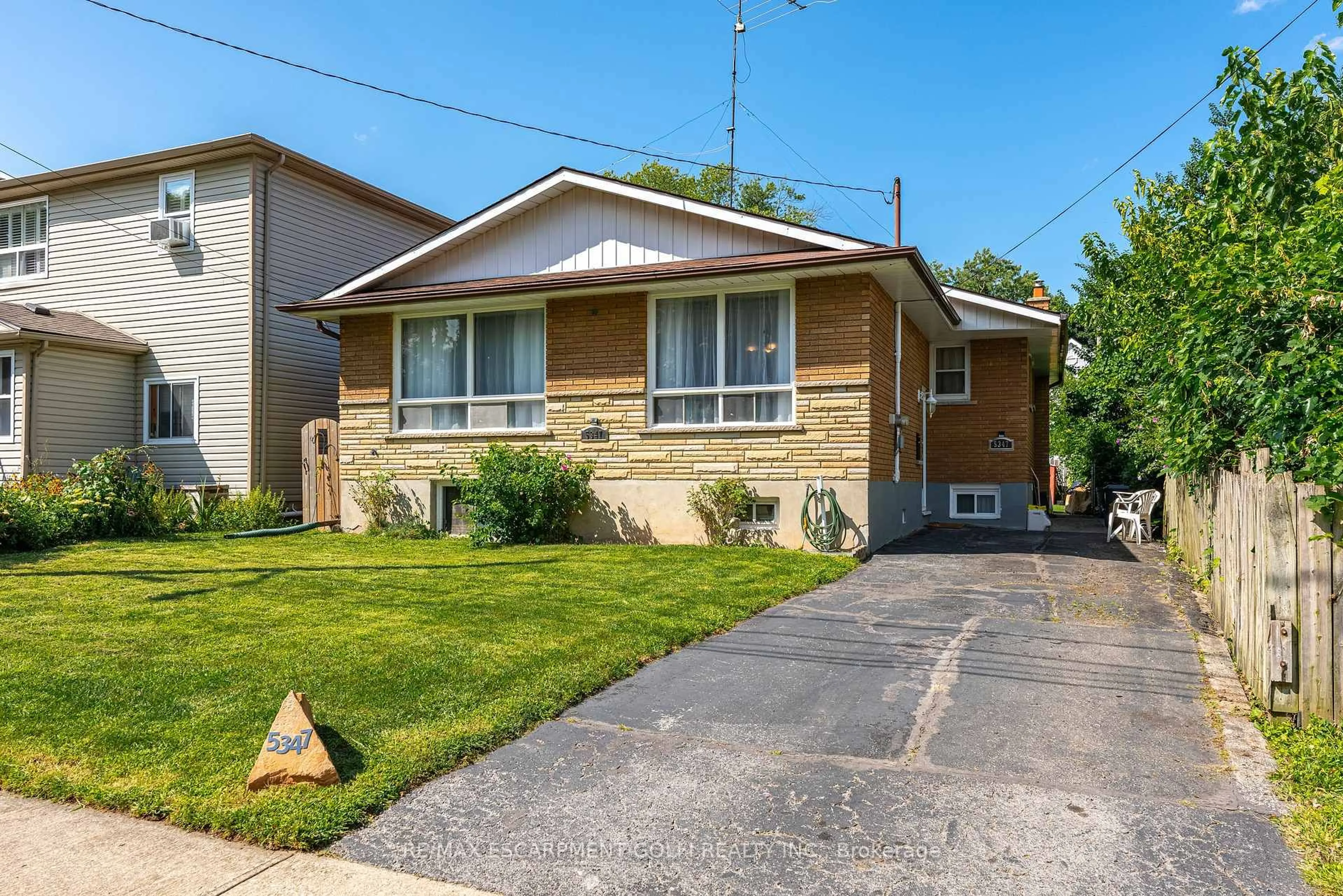 Home with brick exterior material, street for 5347 Elm St, Niagara Falls Ontario L2E 2V5