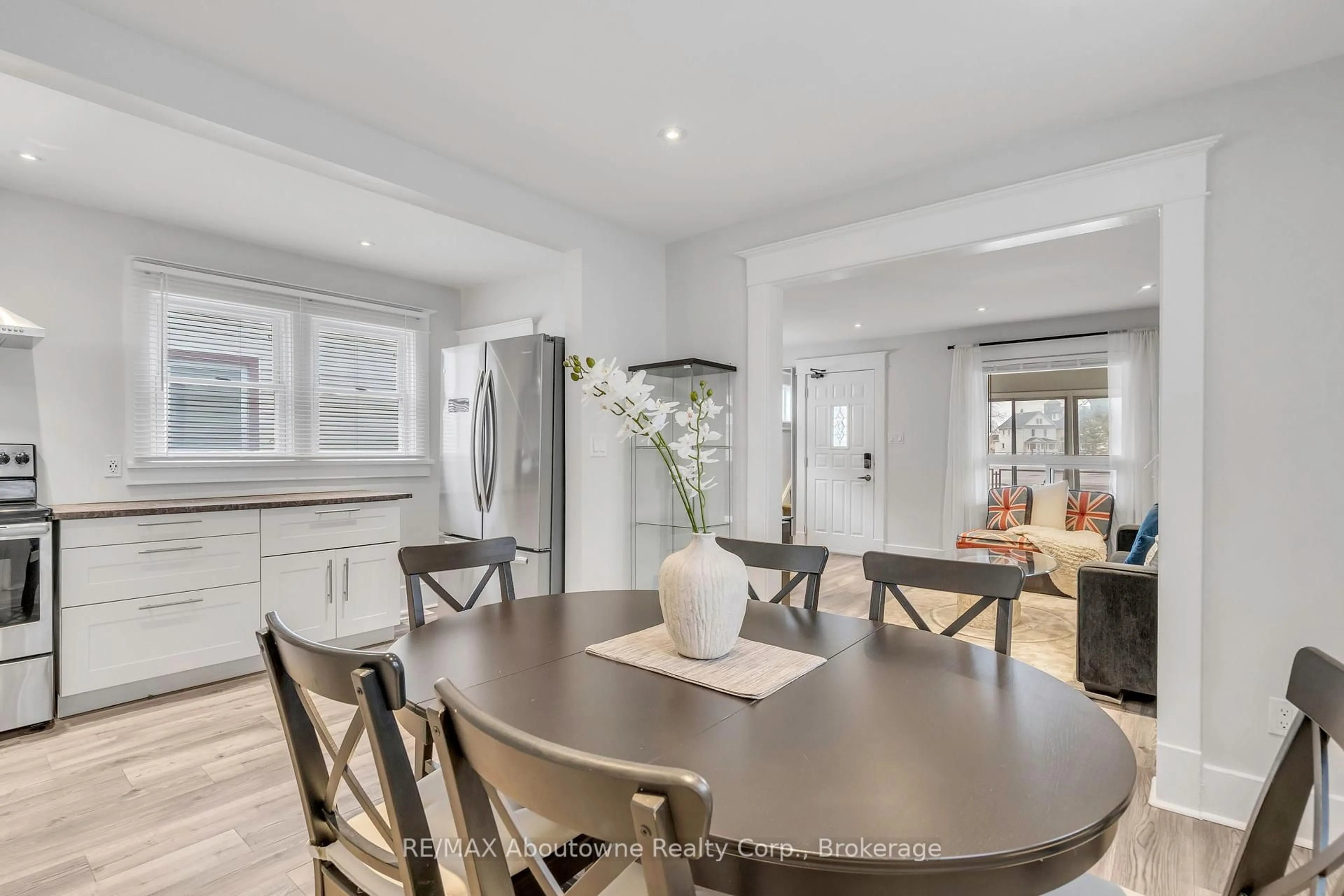 Open concept kitchen, unknown for 5111 KITCHENER St, Niagara Falls Ontario L2G 1B1