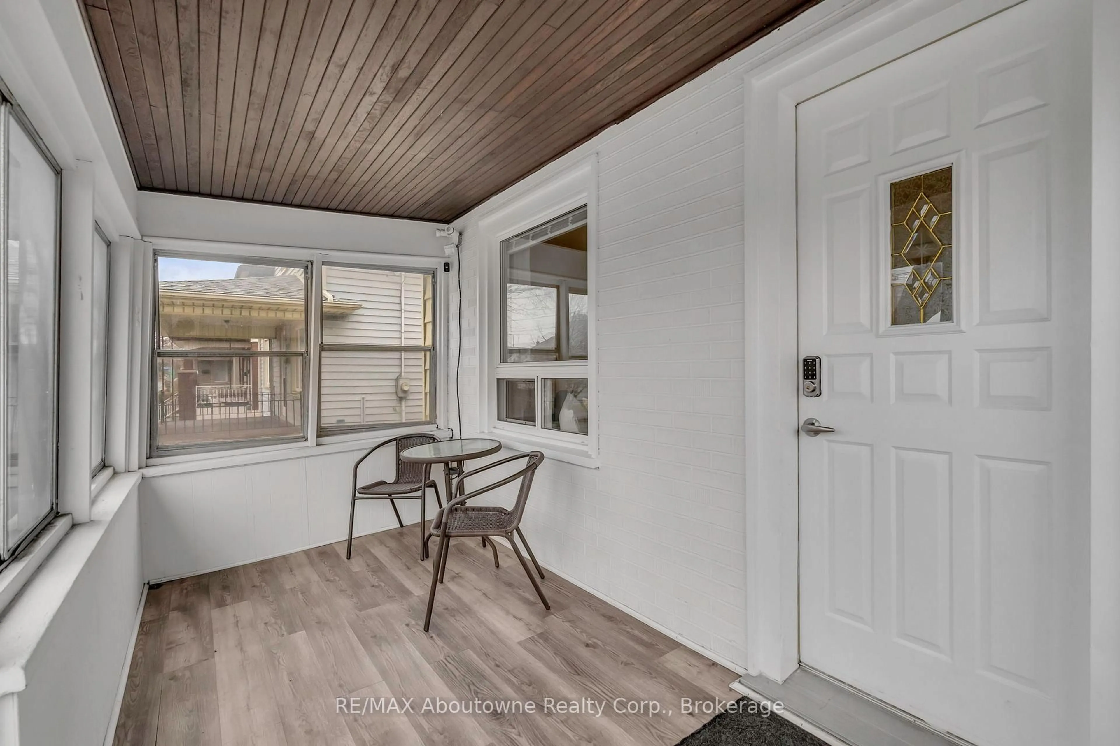 Indoor entryway for 5111 KITCHENER St, Niagara Falls Ontario L2G 1B1