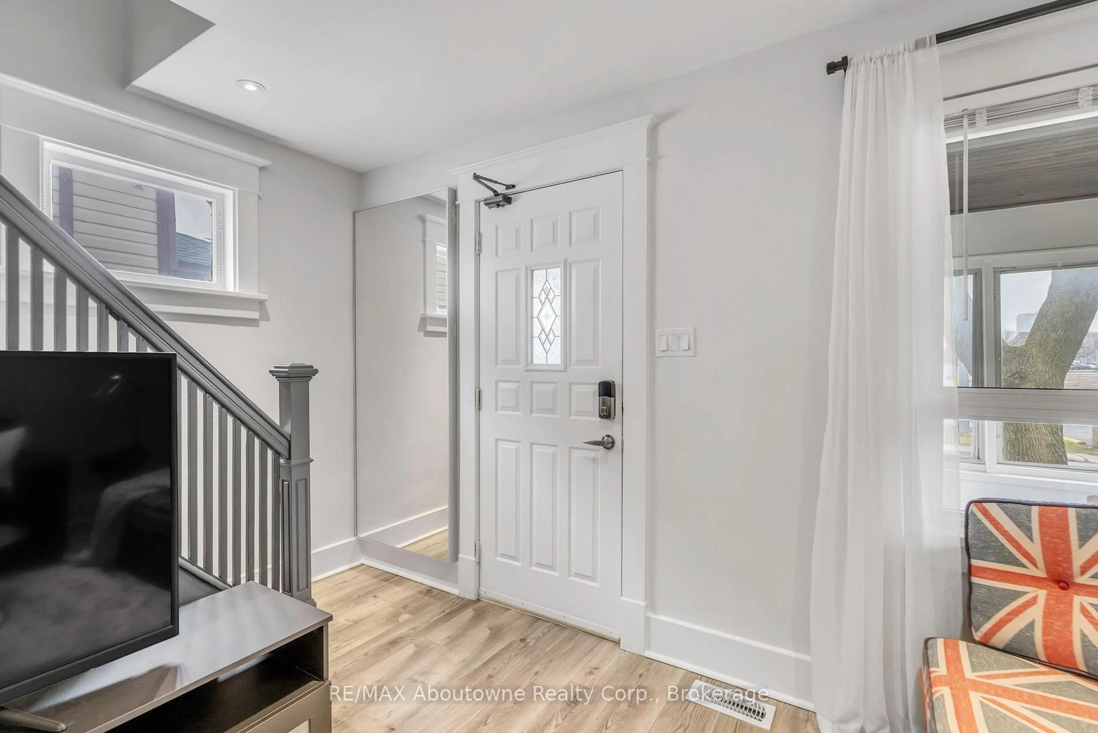 Indoor entryway for 5111 KITCHENER St, Niagara Falls Ontario L2G 1B1