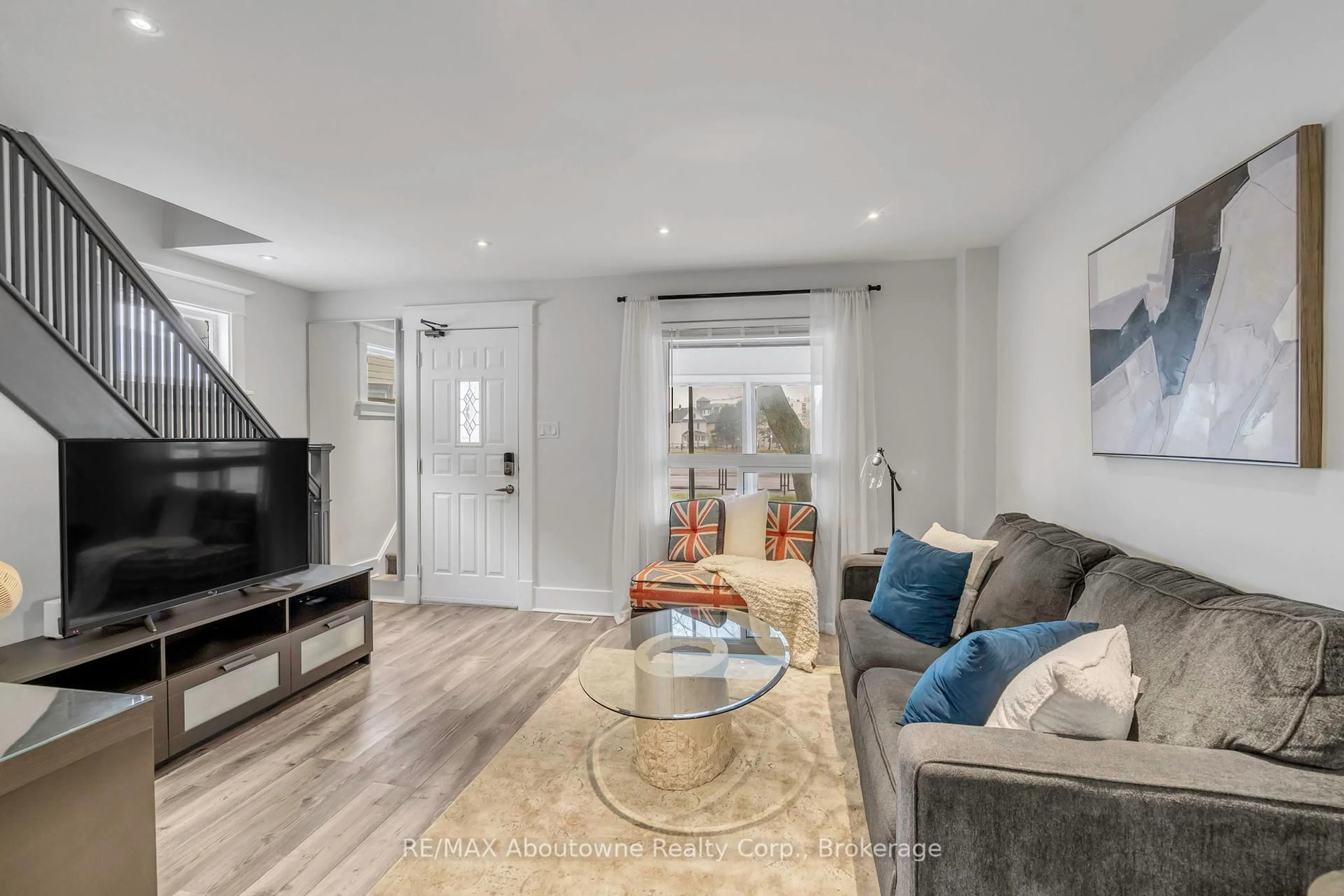 Living room with furniture, unknown for 5111 KITCHENER St, Niagara Falls Ontario L2G 1B1