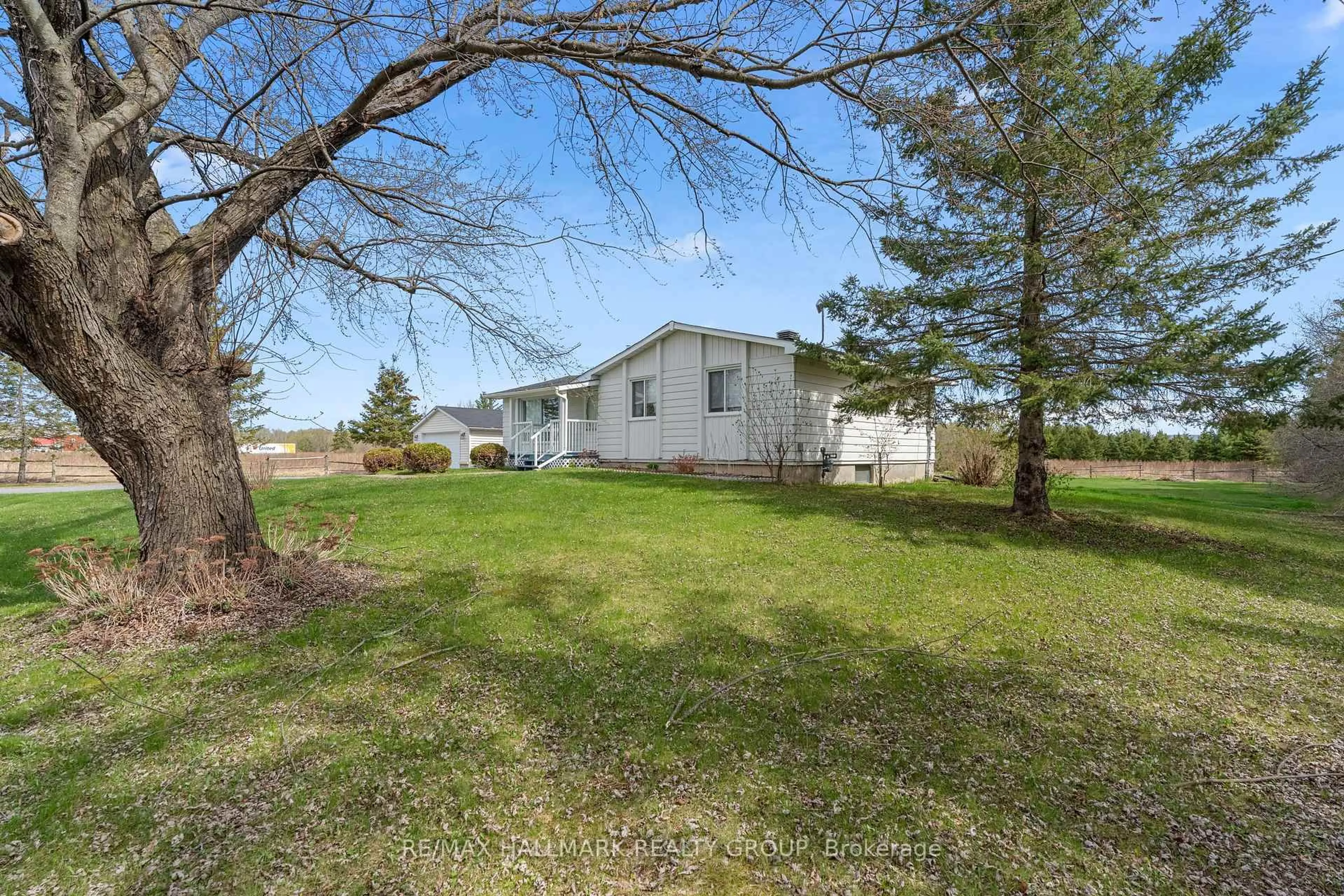 A pic from outside/outdoor area/front of a property/back of a property/a pic from drone, water/lake/river/ocean view for 3756 Dunrobin Rd, Ottawa Ontario K0A 3M0