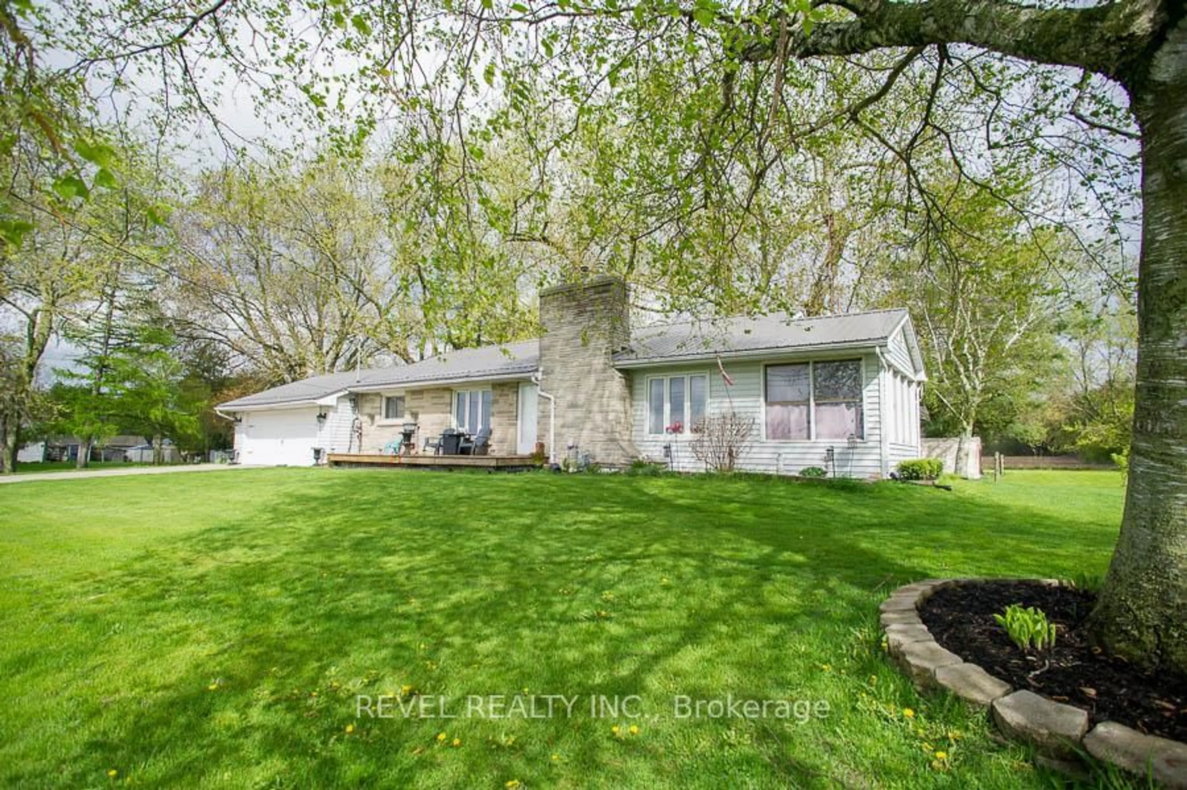 A pic from outside/outdoor area/front of a property/back of a property/a pic from drone, street for 1039 St. John's Rd, Norfolk Ontario N3Y 4K1