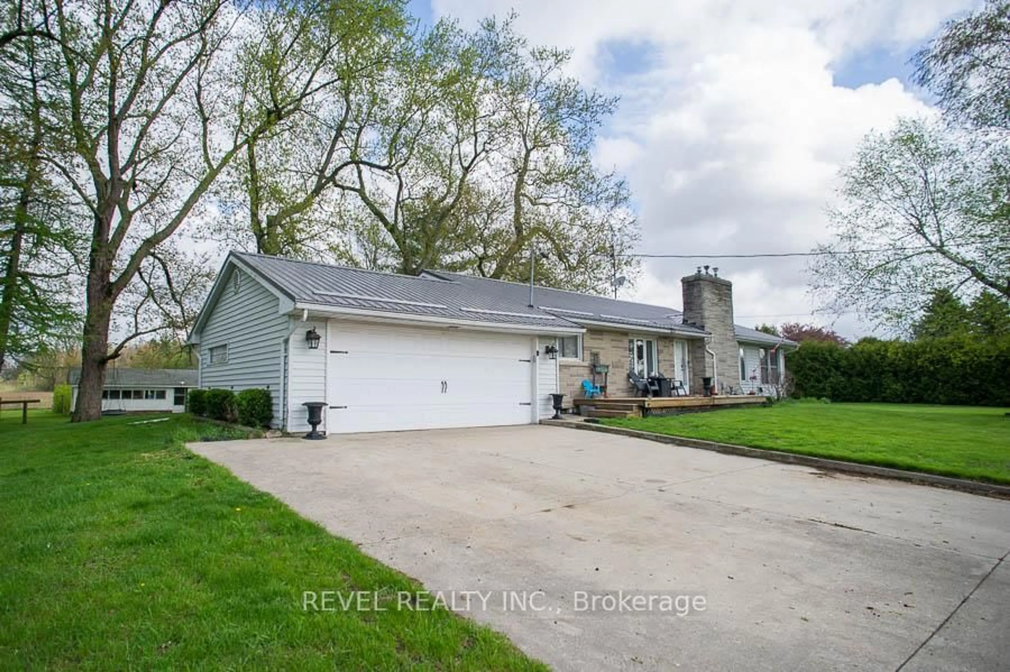 A pic from outside/outdoor area/front of a property/back of a property/a pic from drone, street for 1039 St. John's Rd, Norfolk Ontario N3Y 4K1
