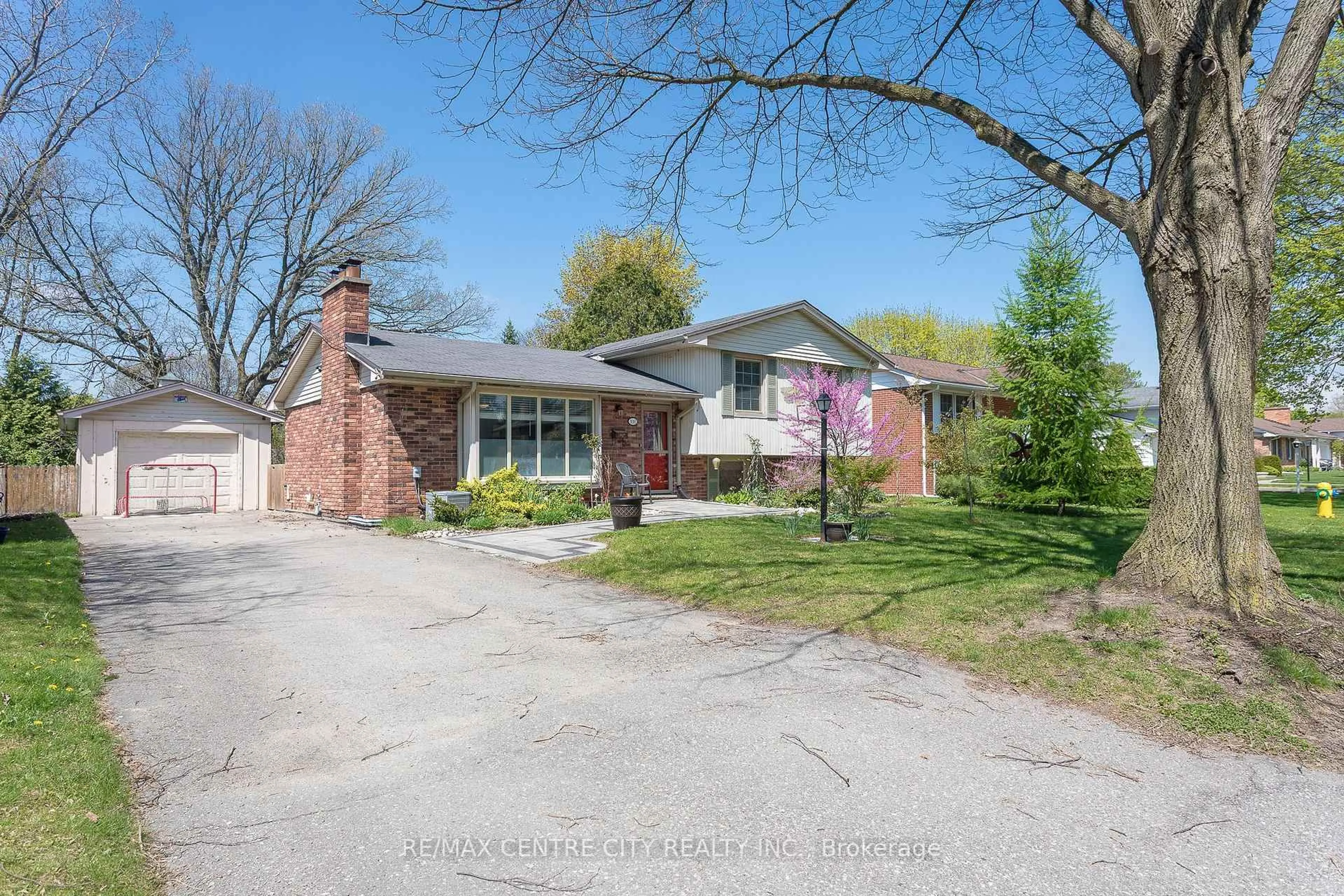 A pic from outside/outdoor area/front of a property/back of a property/a pic from drone, street for 100 HONEYSUCKLE Cres, London East Ontario N5Y 4P4
