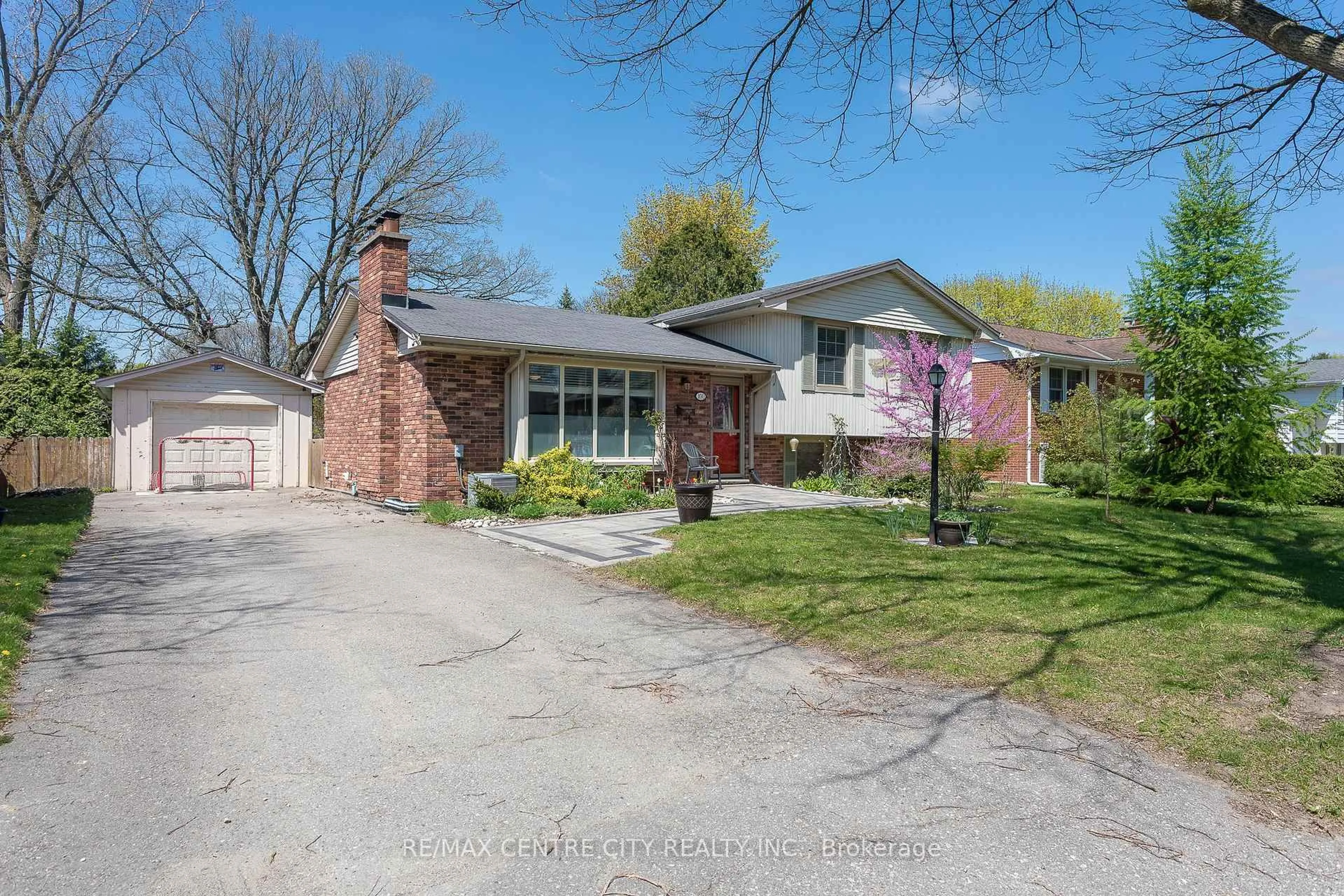 A pic from outside/outdoor area/front of a property/back of a property/a pic from drone, street for 100 HONEYSUCKLE Cres, London East Ontario N5Y 4P4