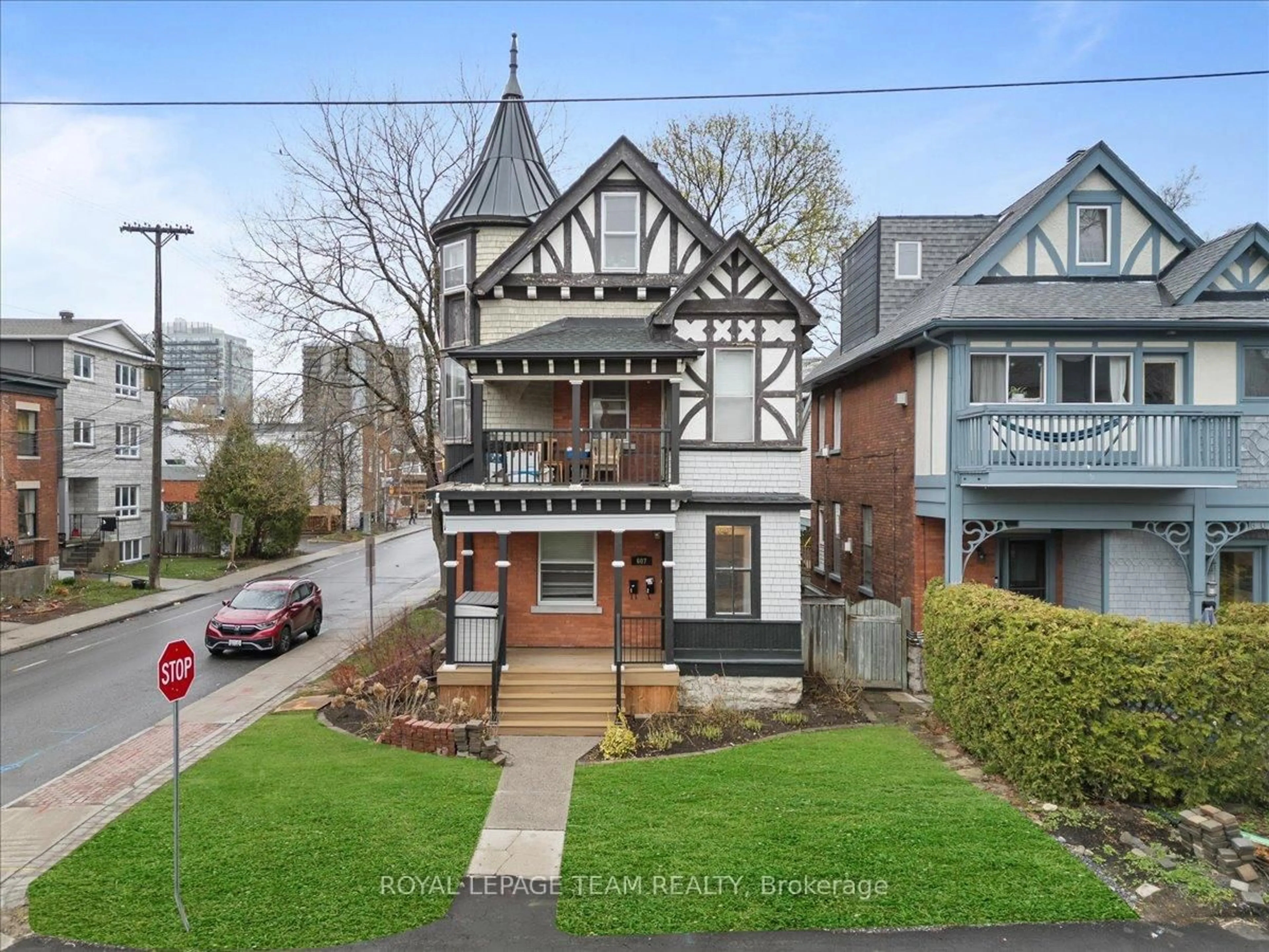 A pic from outside/outdoor area/front of a property/back of a property/a pic from drone, street for 607 Maclaren St, Ottawa Ontario K1R 5K8