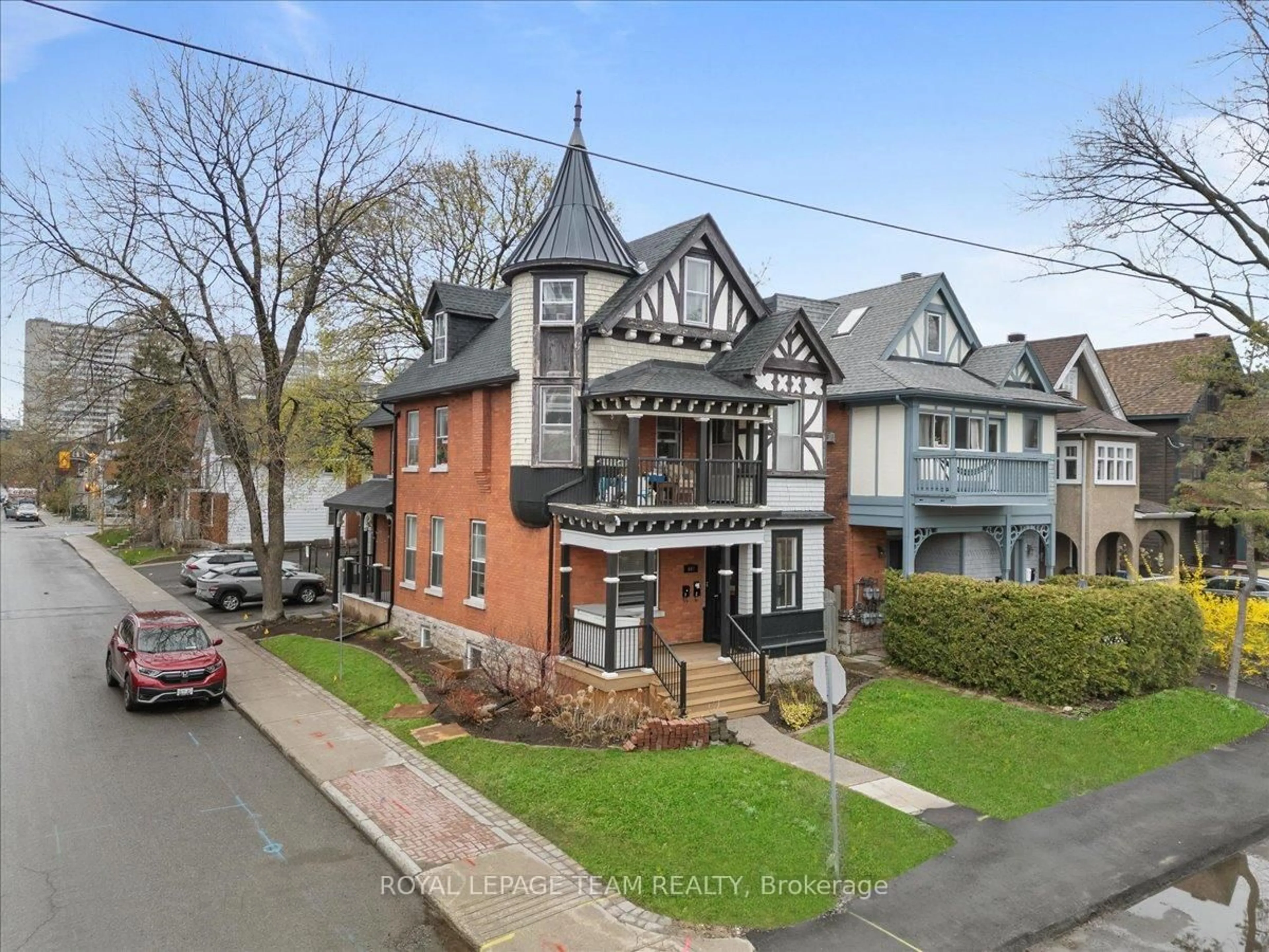 A pic from outside/outdoor area/front of a property/back of a property/a pic from drone, street for 607 Maclaren St, Ottawa Ontario K1R 5K8