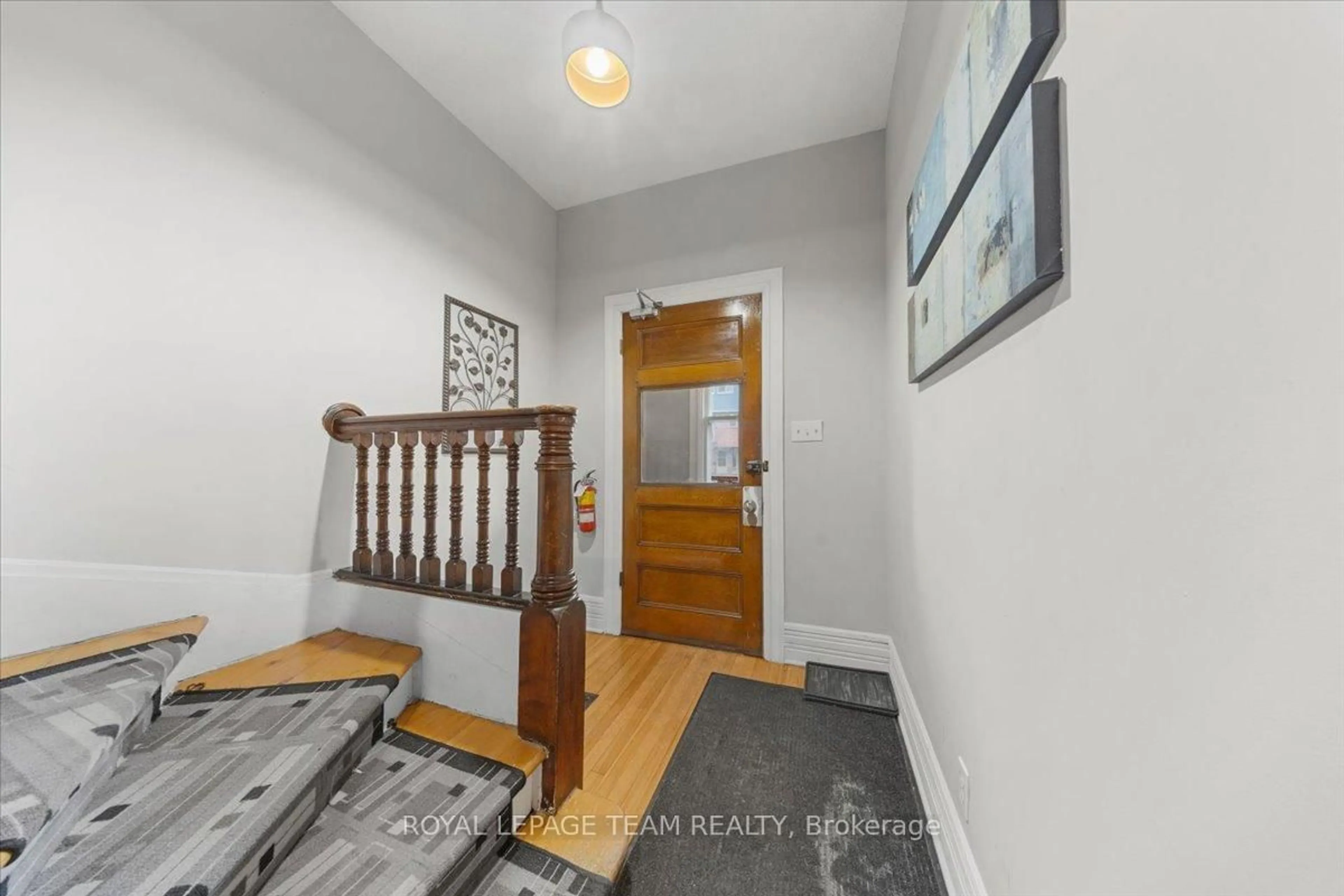 Indoor entryway for 607 Maclaren St, Ottawa Ontario K1R 5K8
