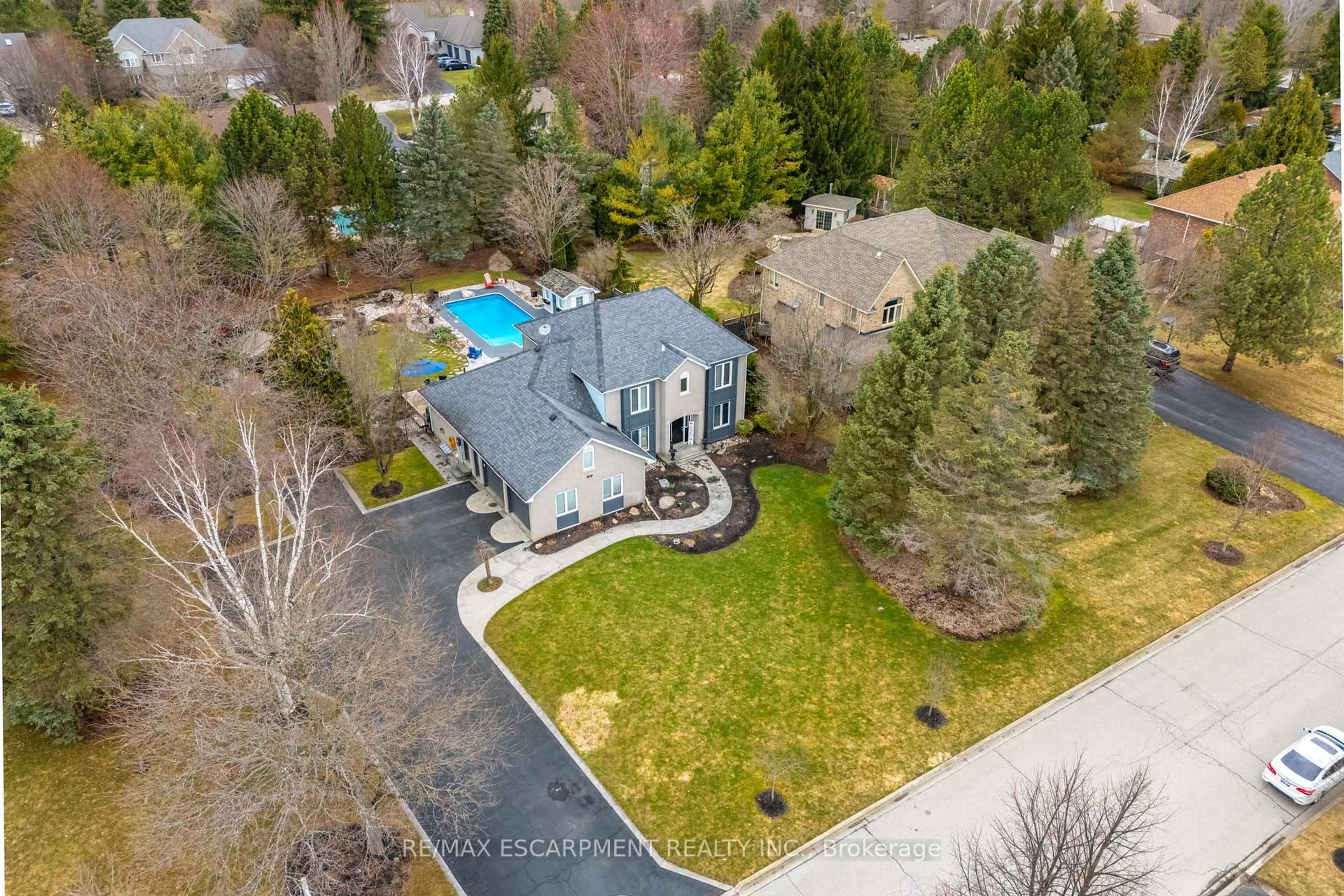 A pic from outside/outdoor area/front of a property/back of a property/a pic from drone, street for 27 Gladiola Dr, Hamilton Ontario L0R 1H0