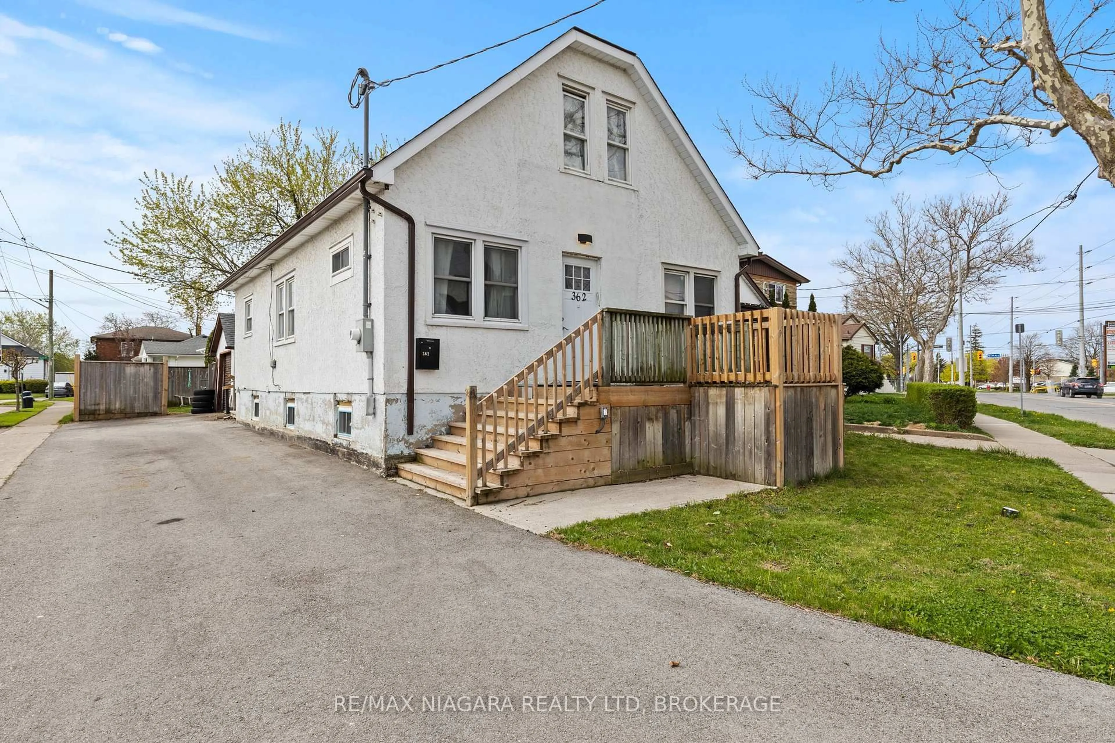 A pic from outside/outdoor area/front of a property/back of a property/a pic from drone, street for 362 CARLTON St, St. Catharines Ontario L2M 4W5