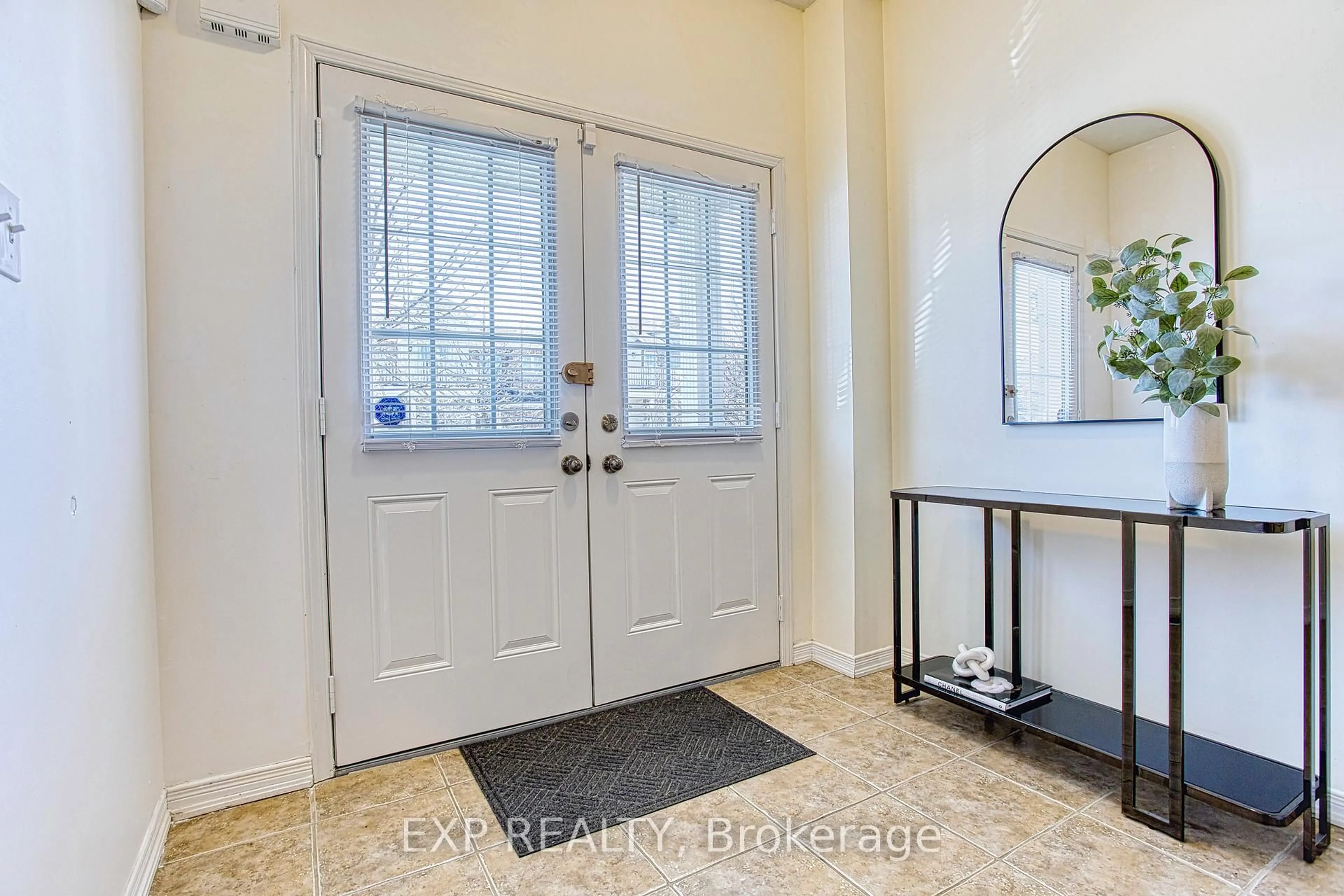 Indoor entryway for 86 Glendarling Cres, Hamilton Ontario L8E 0B1